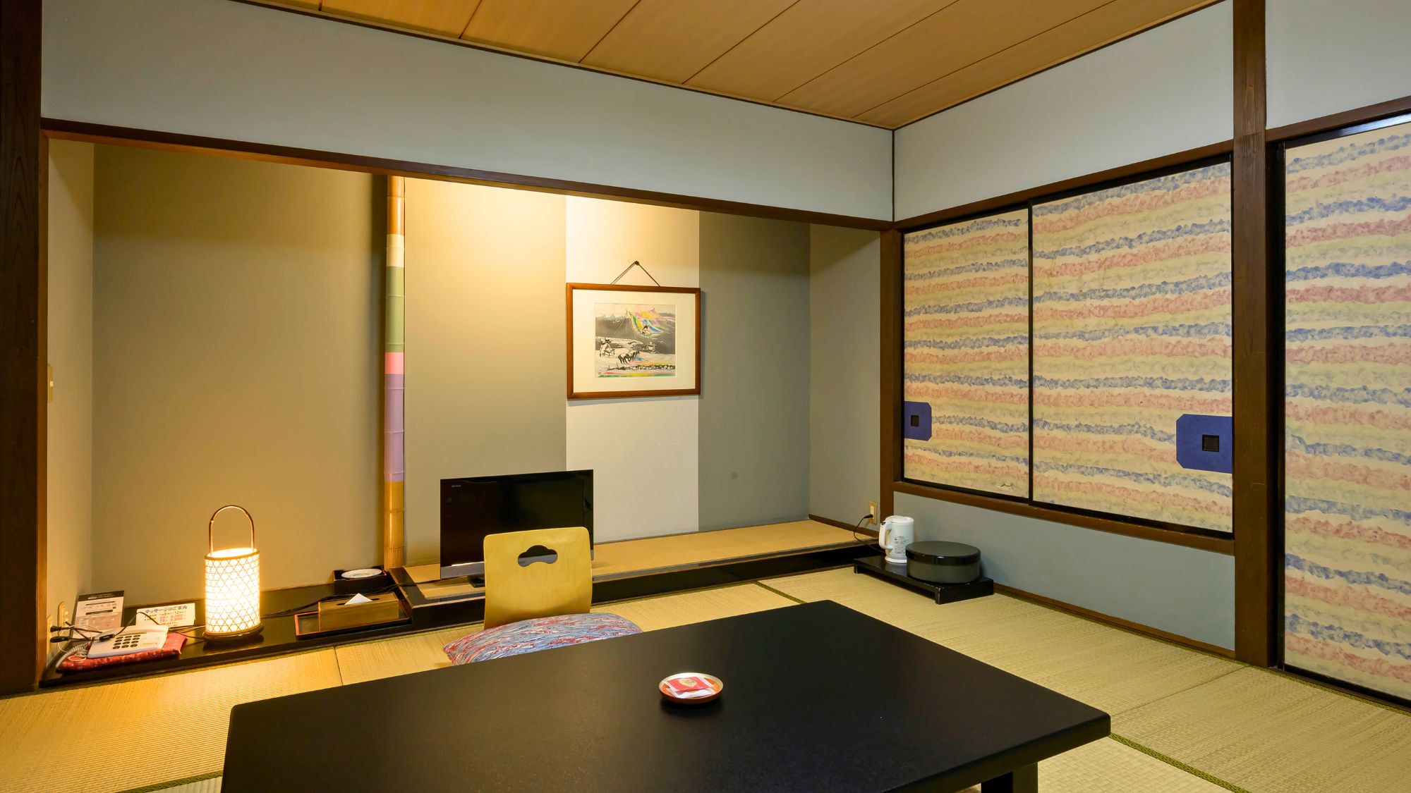 【花仙亭／旧館和室】古き良き日本の建築美を感じるお部屋。
