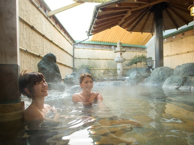 露天風呂にたっぷり注がれる天然温泉はグループ旅館のホテル鐘山苑からローリー輸送