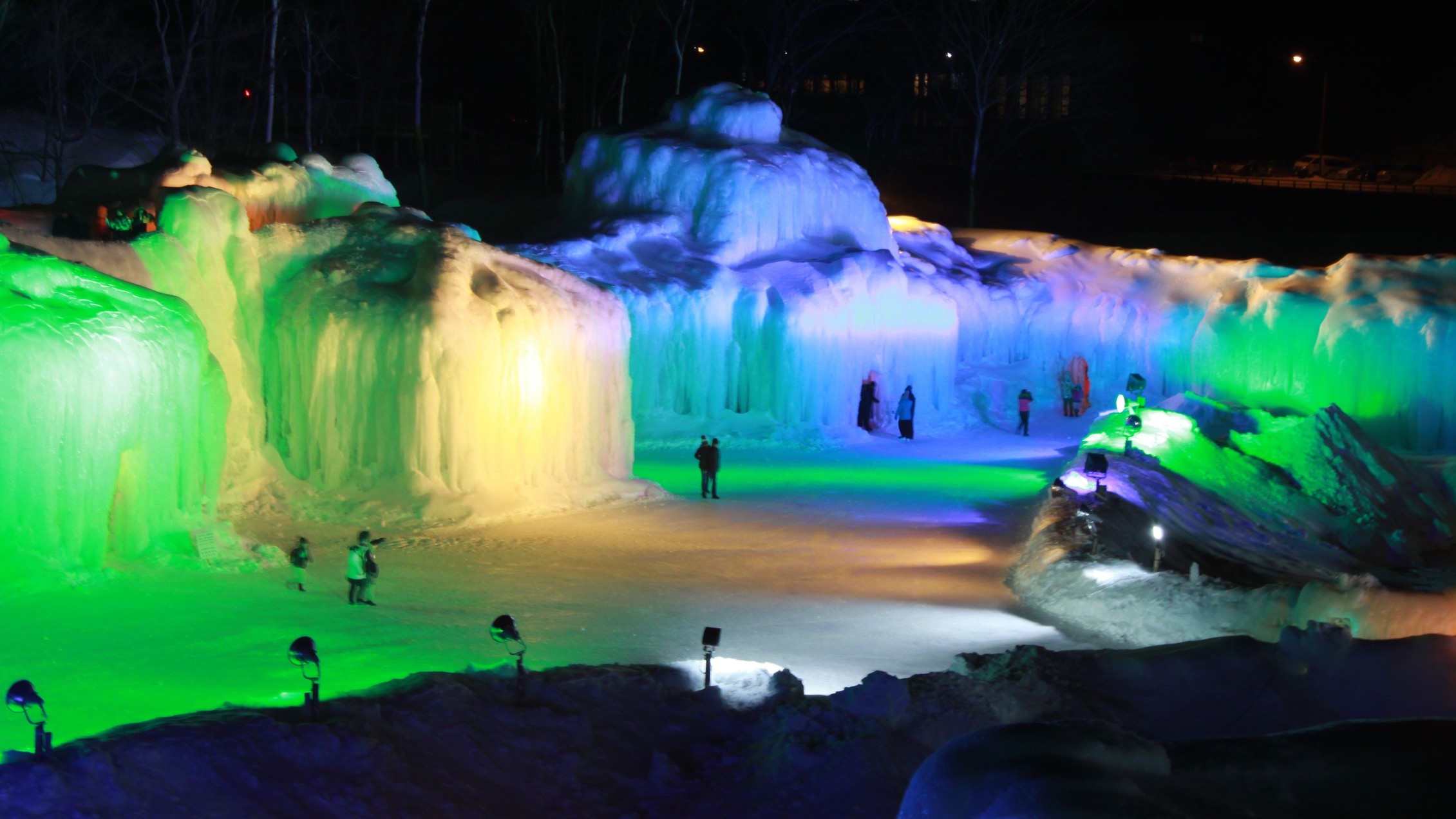 【層雲峡温泉氷瀑まつりチケット付き】オールインクルーシブ♪ズワイガニやいくら■ LIVEビュッフェ