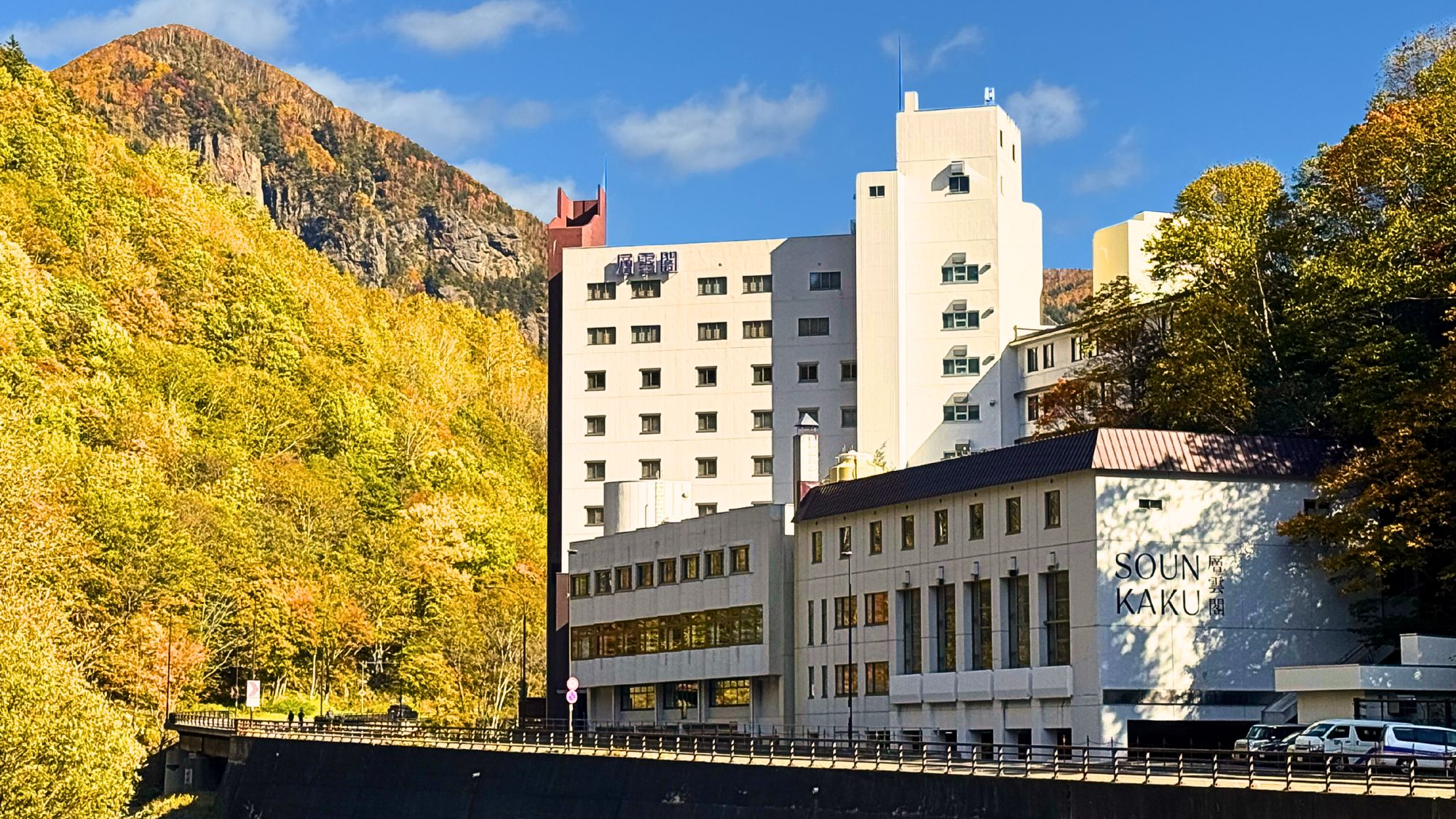 【秋】層雲閣外観