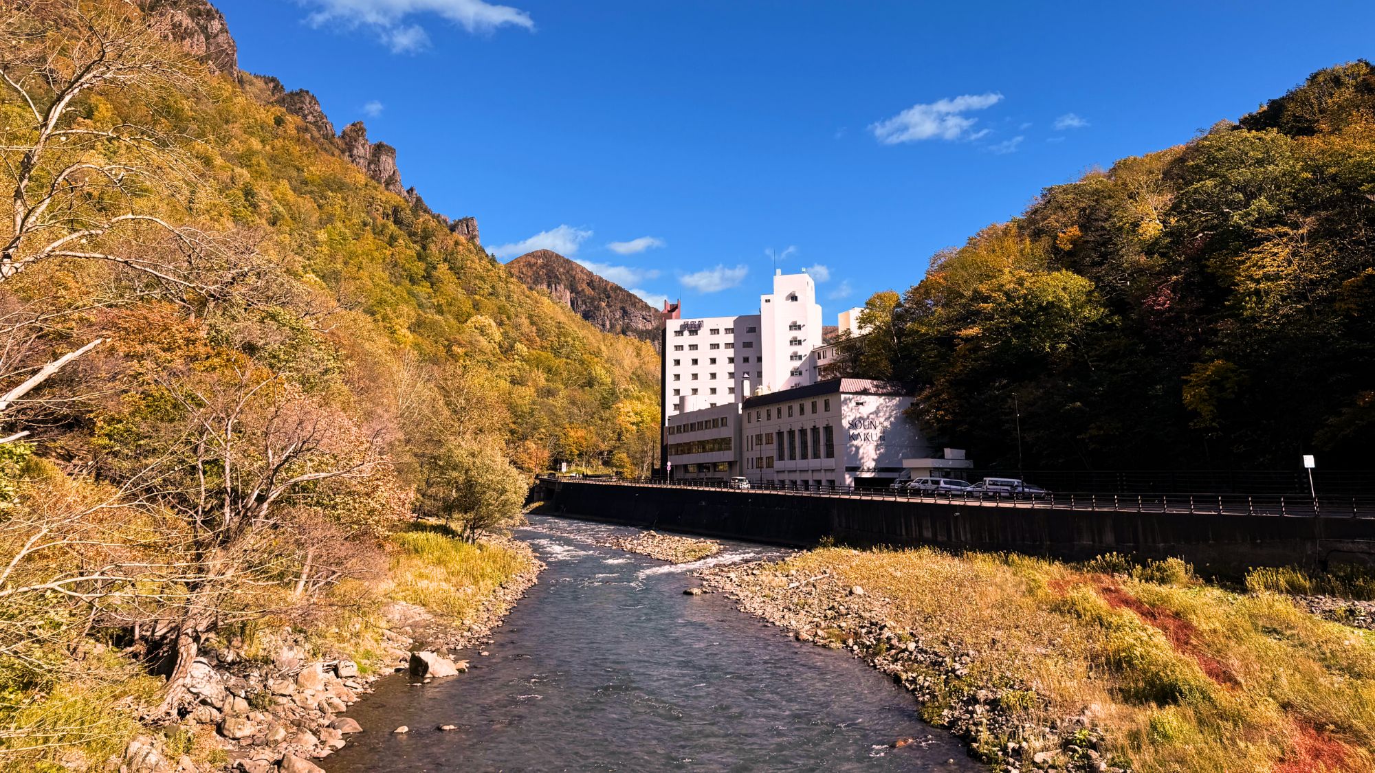 【秋】層雲閣外観
