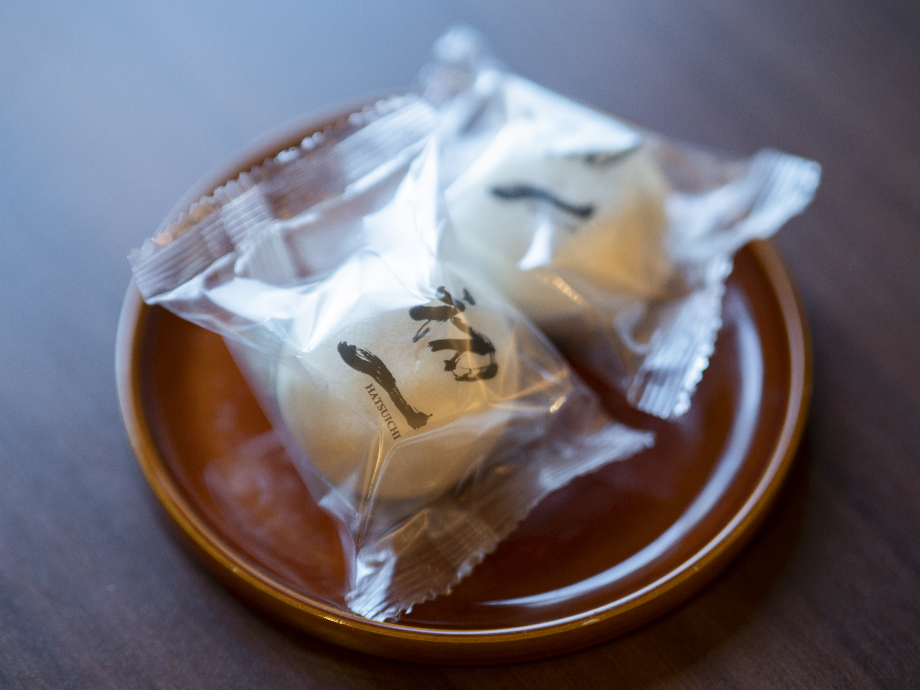 客室　お茶菓子（当館オリジナル酒粕饅頭）