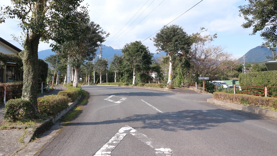 *【道案内①】県道77号線を走行していると「チロリン通り」の看板が見えてきます。