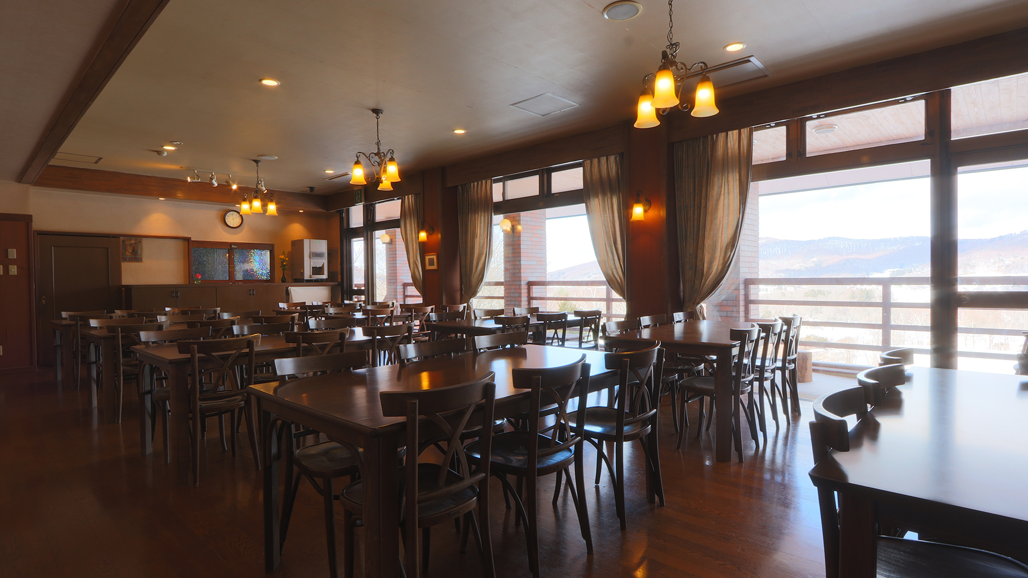 【館内】お食事は菅平高原を望むダイニングで