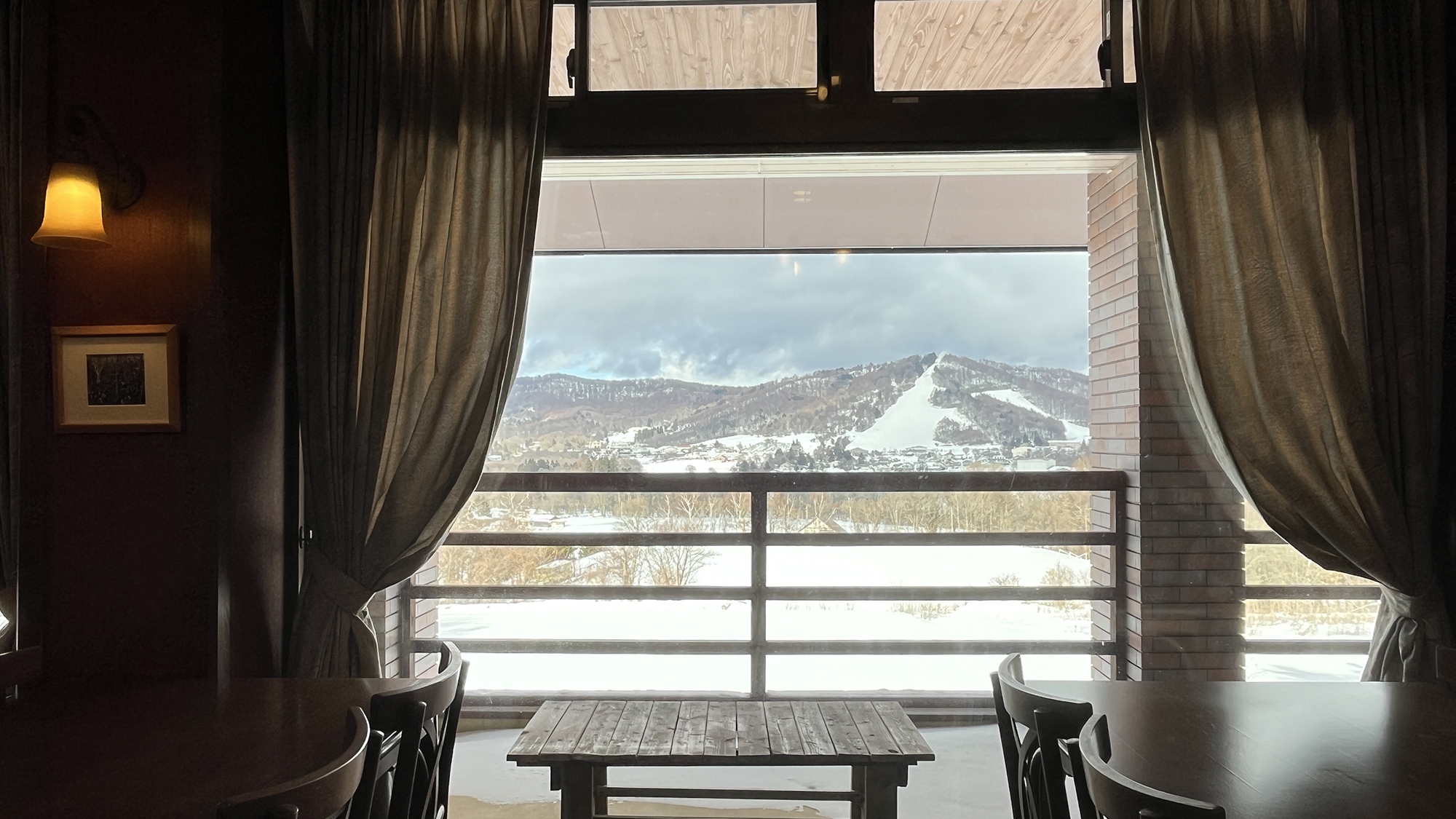 【館内】お食事は菅平高原を望むダイニングで