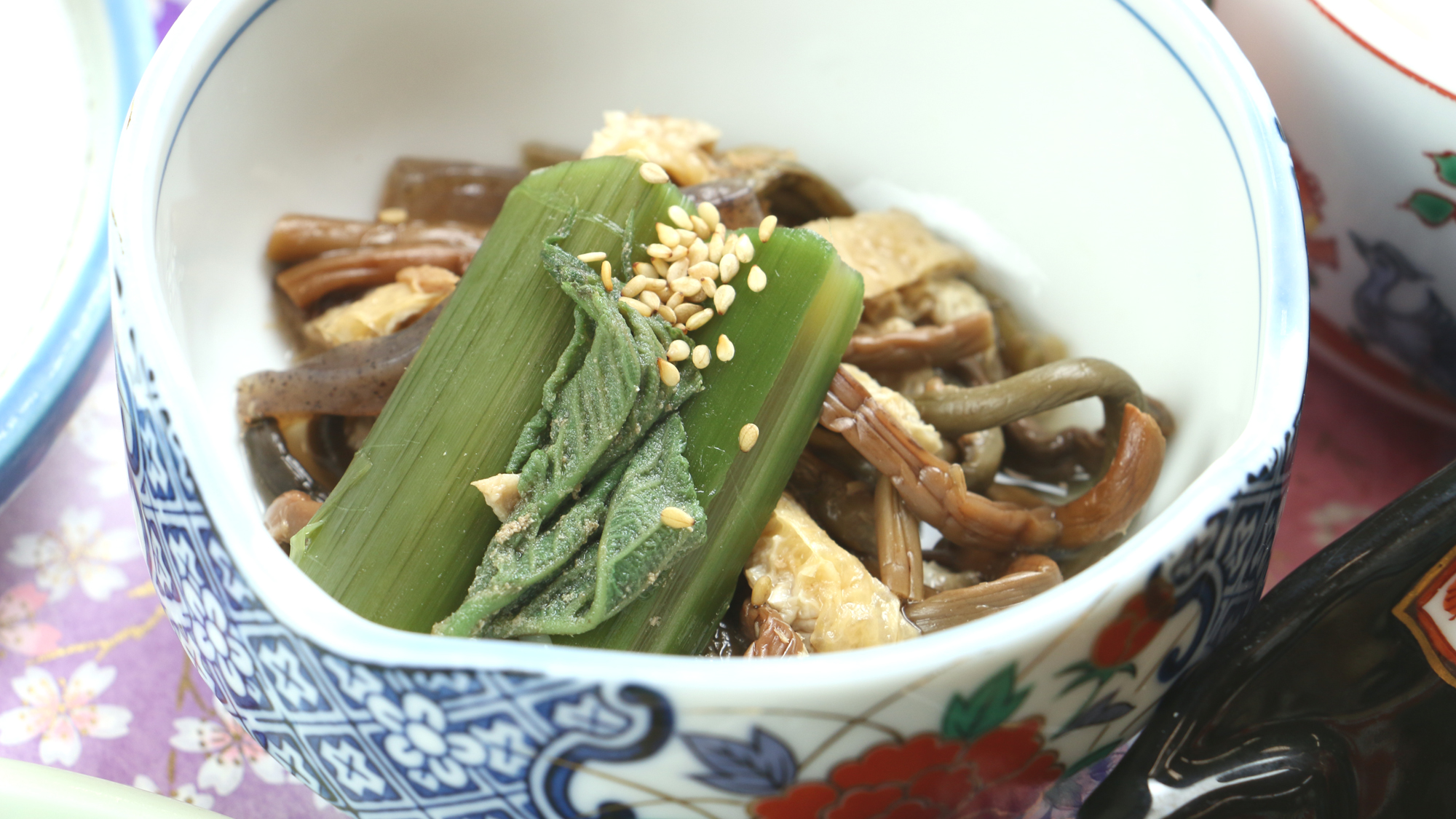 ■ご夕食一例・イメージ＿旬の山菜をふんだんに使用した小鉢も手作りにこだわっています。