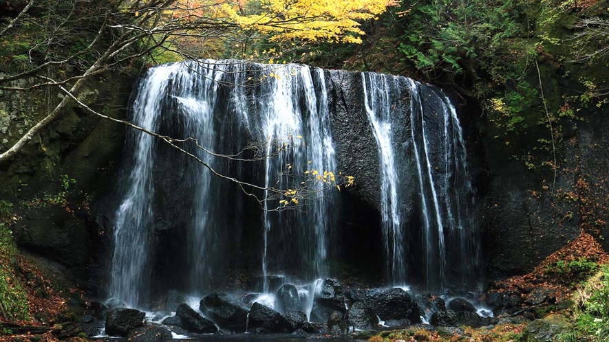 ■周辺観光／達沢不動滝＿紅葉の時期には特に美しく多くの見物客が撮影に訪れます。　