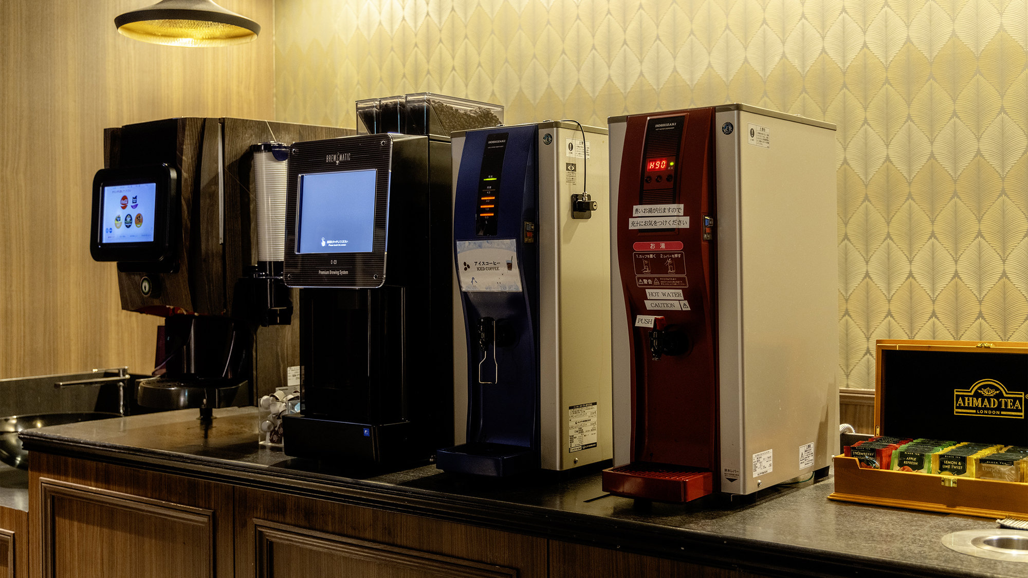 【会員専用ラウンジ】フリードリンクをご提供。ほっと一息、旅の疲れを癒してください。
