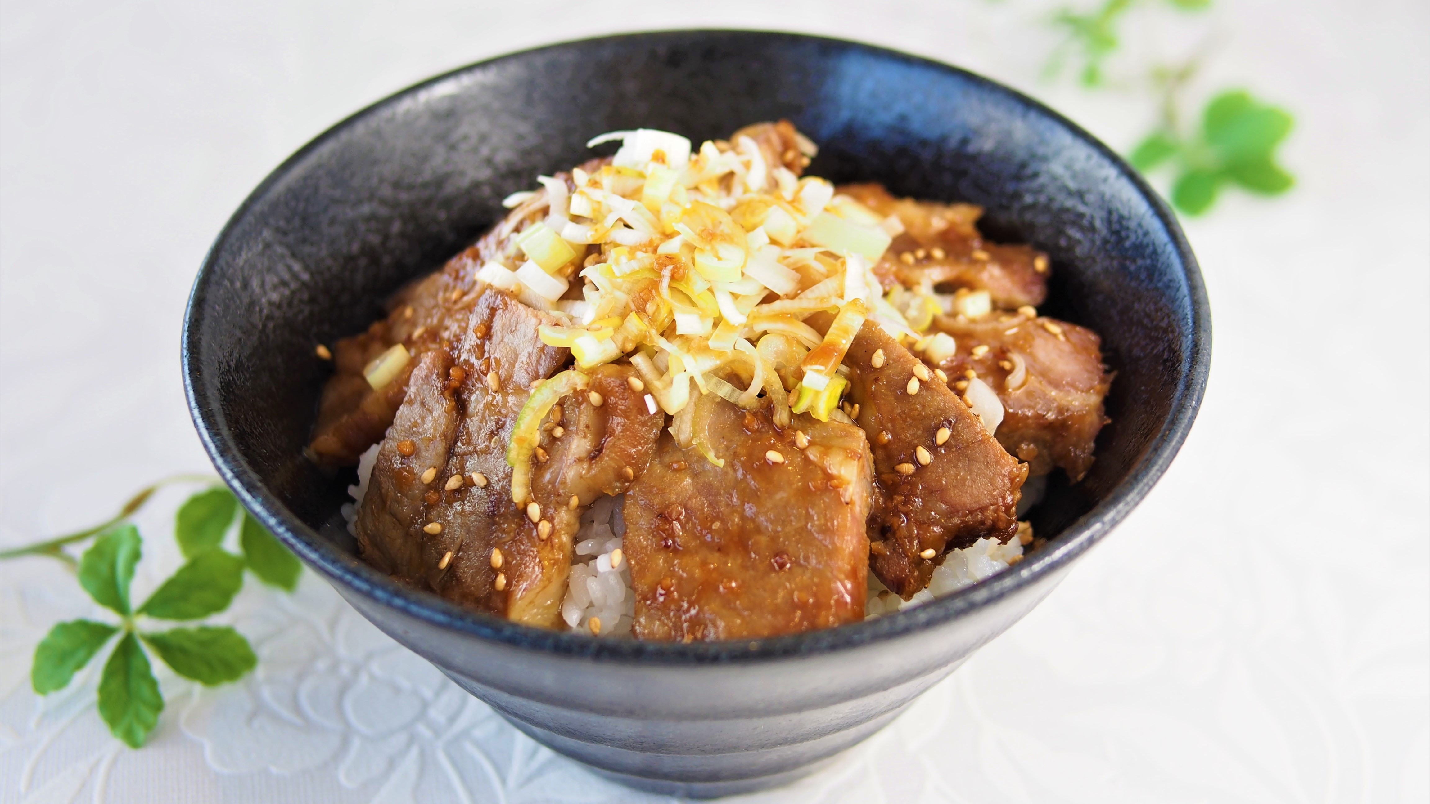 【朝食ビュッフェ】シェフおすすめハイブリッドメニュー「ローストポーク丼」