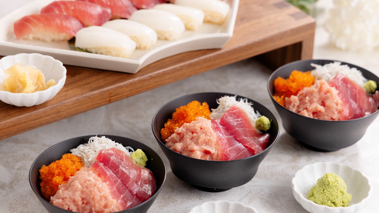 【朝食ビュッフェ】名物「三崎マグロ」をはじめ、好きなお魚をのせて贅沢な「セルフ海鮮丼」に！