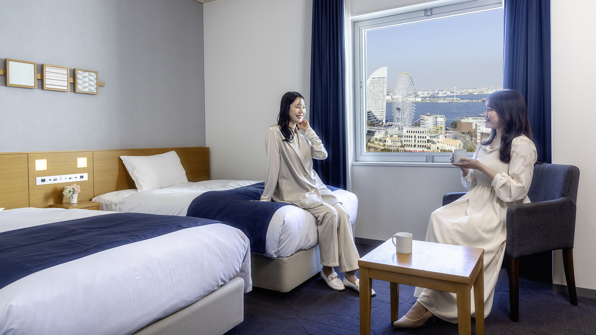 「横浜夜景View」のお部屋は、日中もあたたかな陽がさす開放的な空間です。