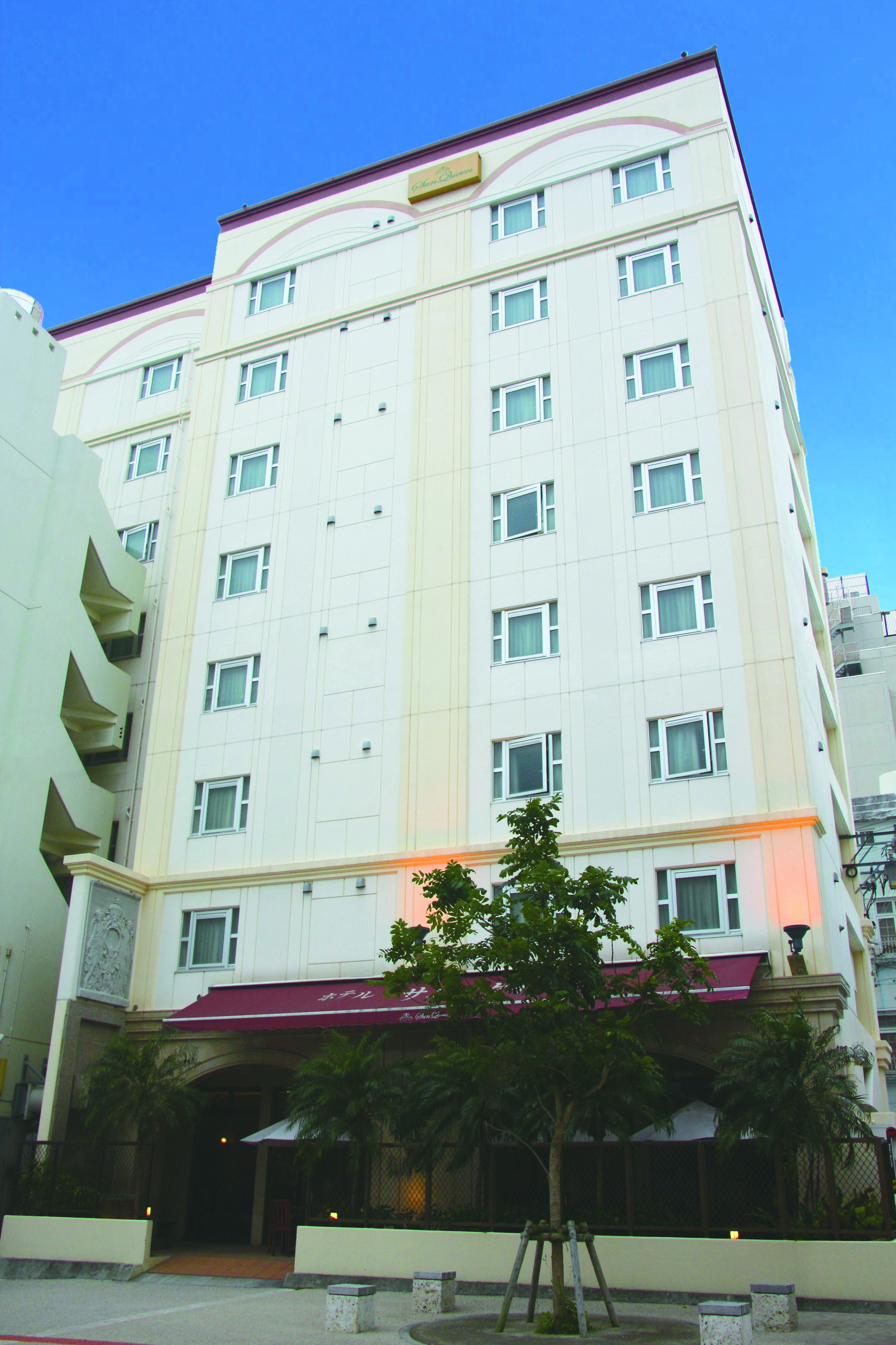 ホテル外観　柳通り側
