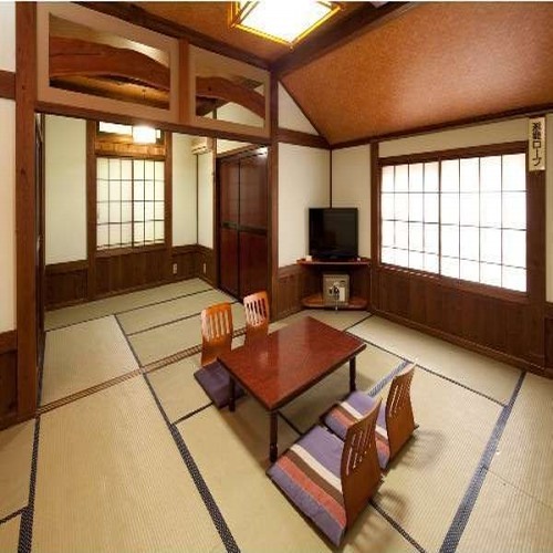 A spacious room with a comfortable tatami mat feel