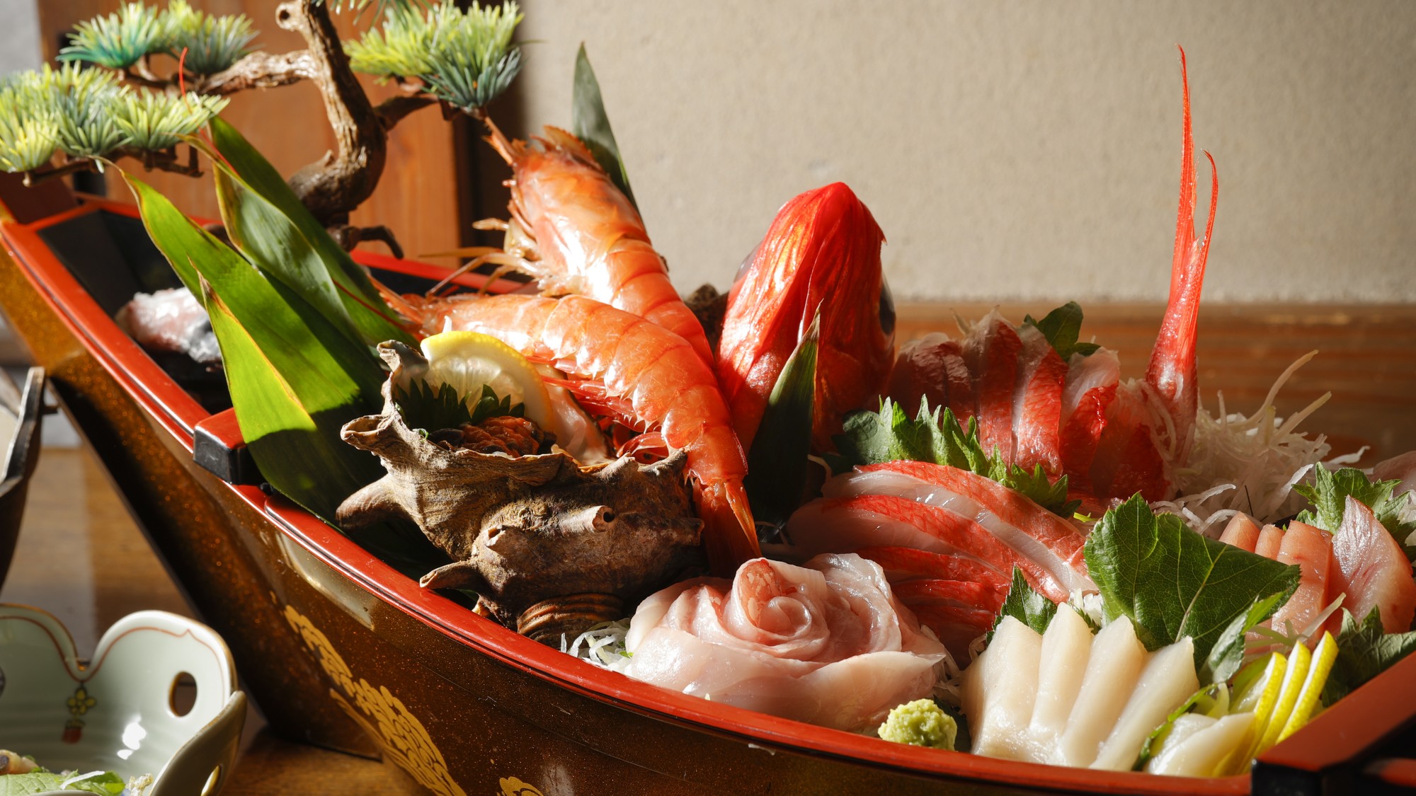 【舟盛】伊豆で獲れた新鮮な魚介類を中心とした豪華絢爛な舟盛