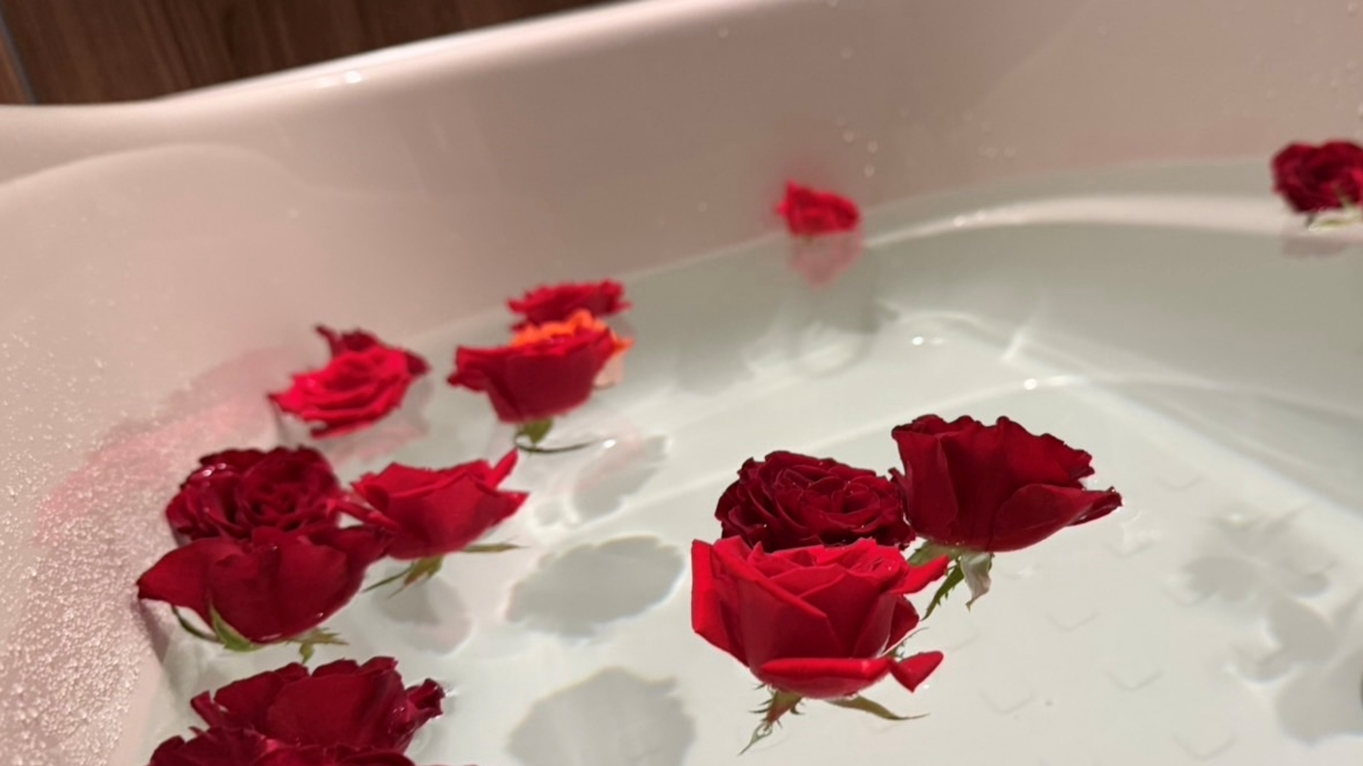 【大人旅】トゥーダズンローズのバラ風呂＆酒スイーツ付！24本の薔薇で1日中あなたを想う〜優美な湯浴み