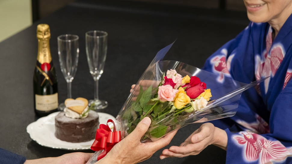 【記念日プラン】ホールケーキ＆農家直送バラの花束付！サプライズにお勧め！夕食は一番人気の御食国会席