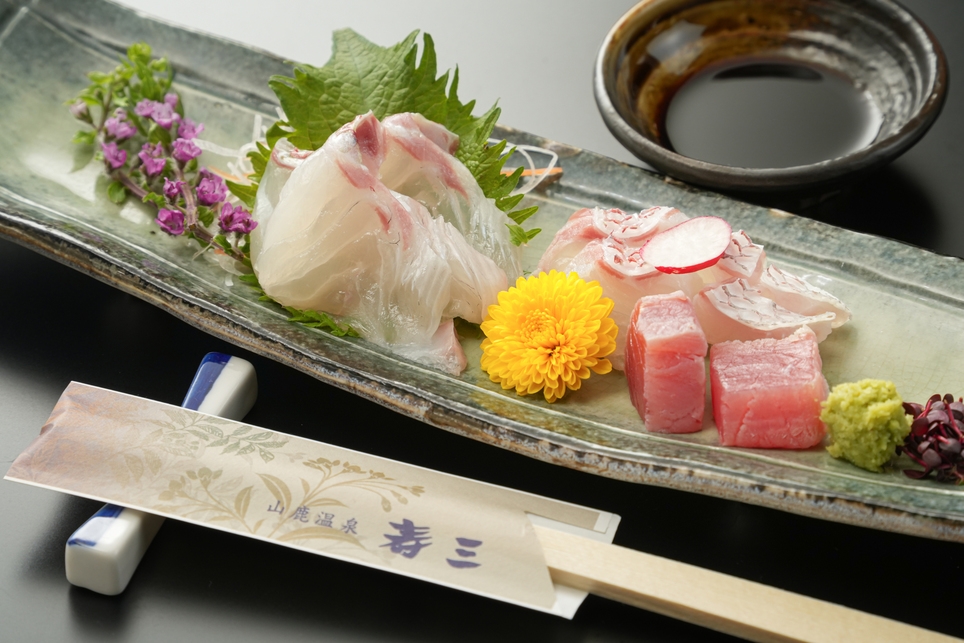 【量控えめ／２食付き】残すの勿体ない！〜黒毛和牛鉄板焼き・絶品ダシの寄鍋・名物真鯛あらだきでイイ感じ