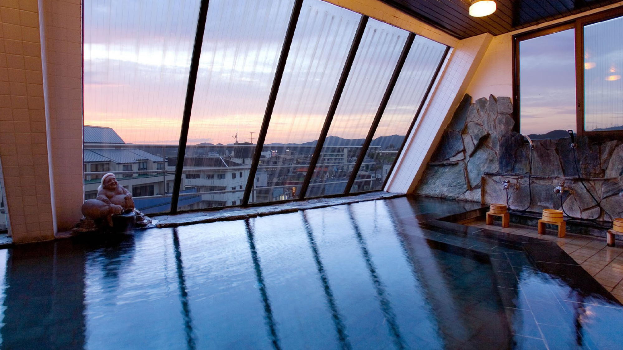 展望大浴場│夕暮れの空を眺めながら浸る100％源泉掛流し美肌柔肌の湯