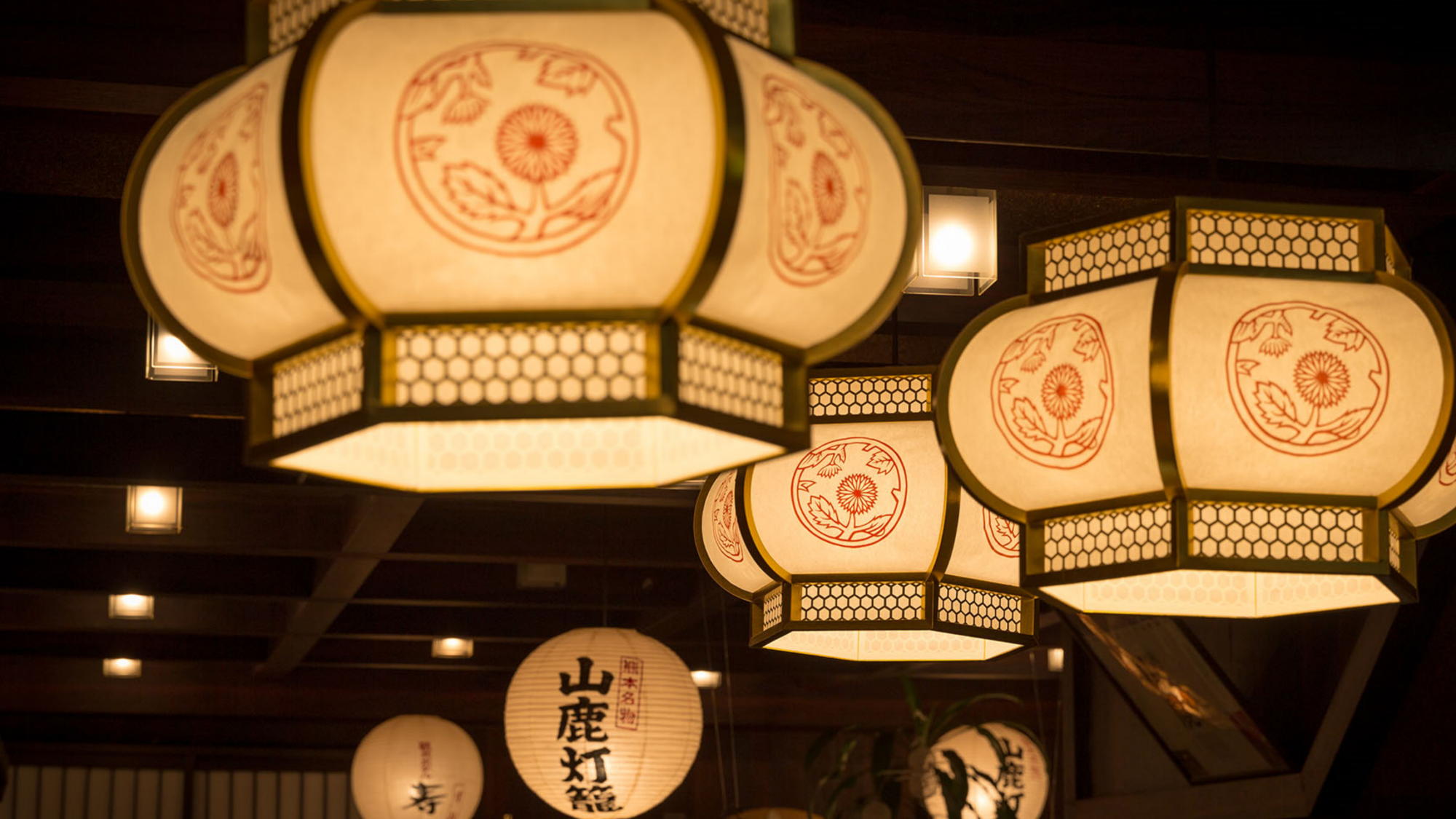 山鹿灯籠に彩られるロビー