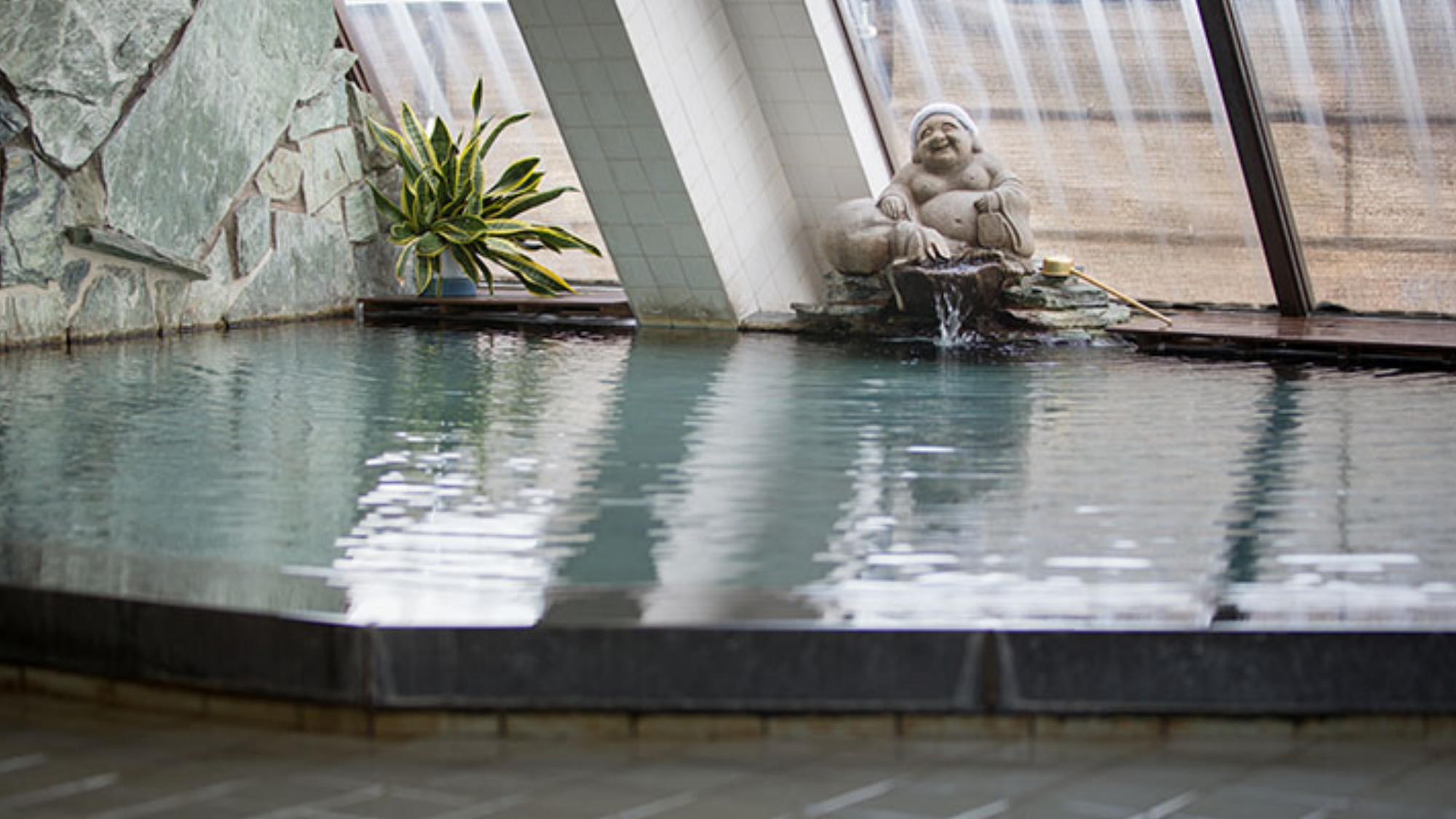 展望大浴場│「乙女の柔肌」に例えられるアルカリ泉特有の柔らかな泉質