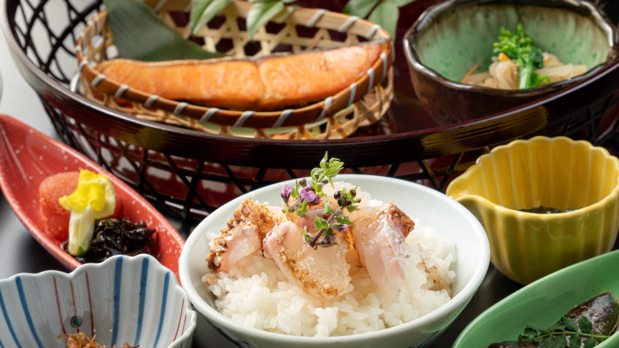 朝食│小鉢の漬けを鯛茶風に