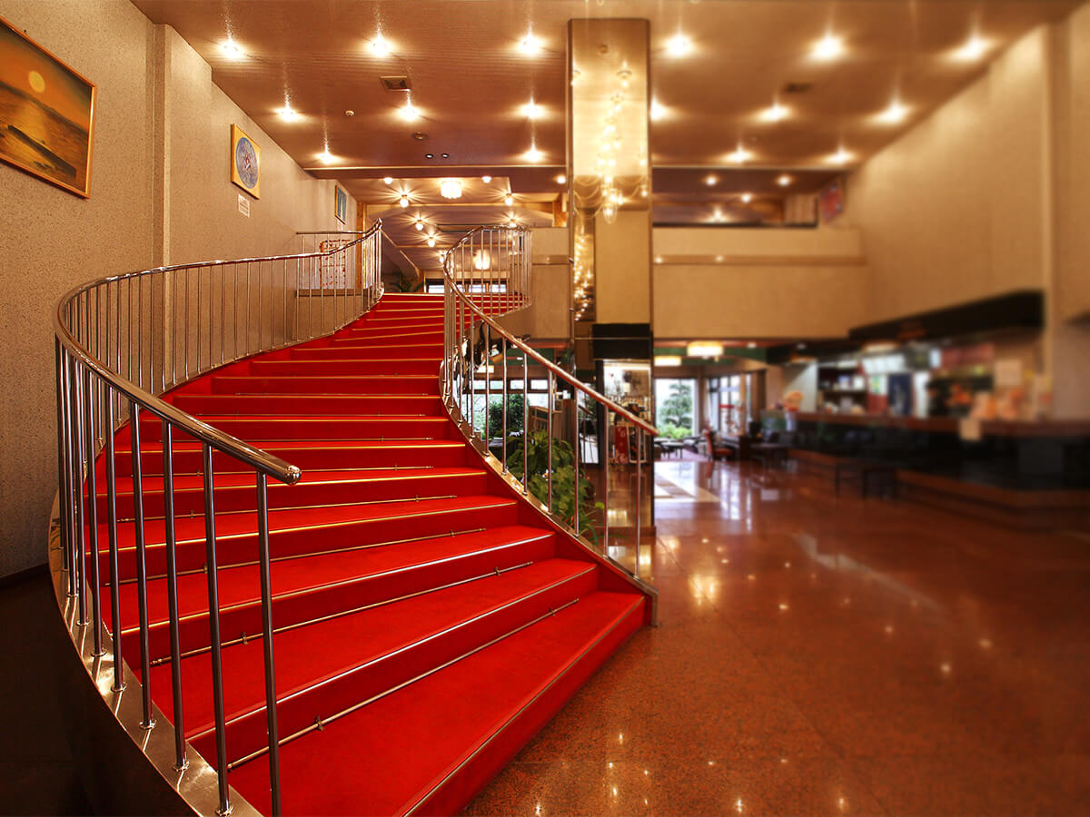 【ロビー】真っ赤な絨毯の大階段がお出迎え