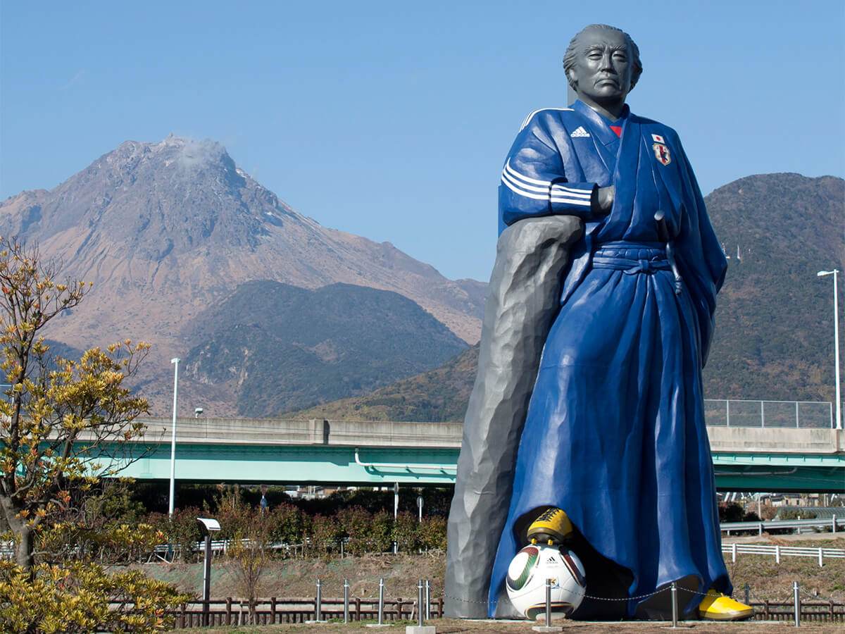 【島原復興アリーナ・平成町多目的広場】高さ10mの巨大なサムライブルー竜馬像