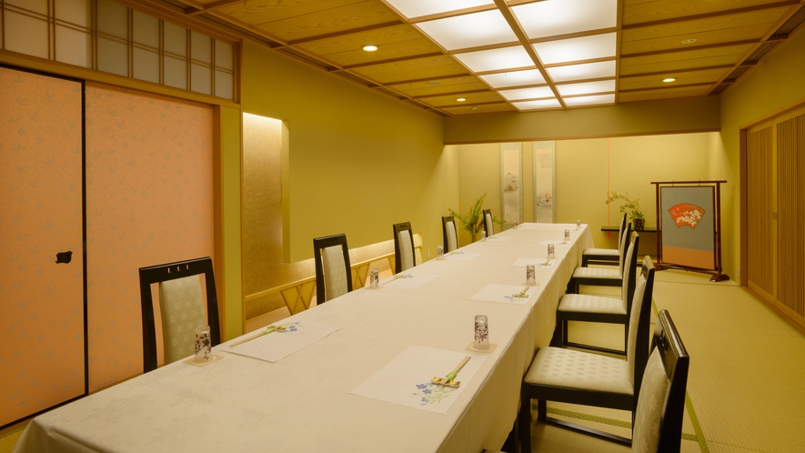 ・【お食事処】家族会やお祝いの席にぴったりな空間で、美味しい京料理と共に素敵な時間をお過ごしください