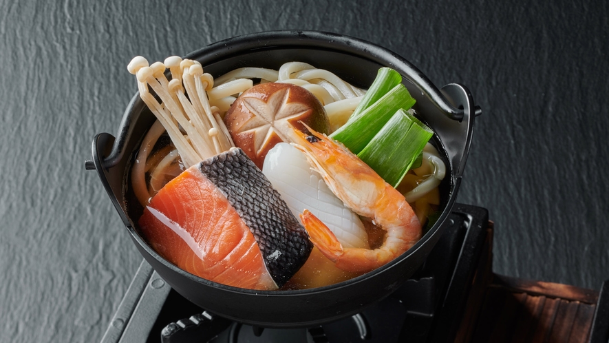 ・【お料理】エビ、鮭などが入った海鮮小鍋。出汁が染み込んだうどんも絶品です