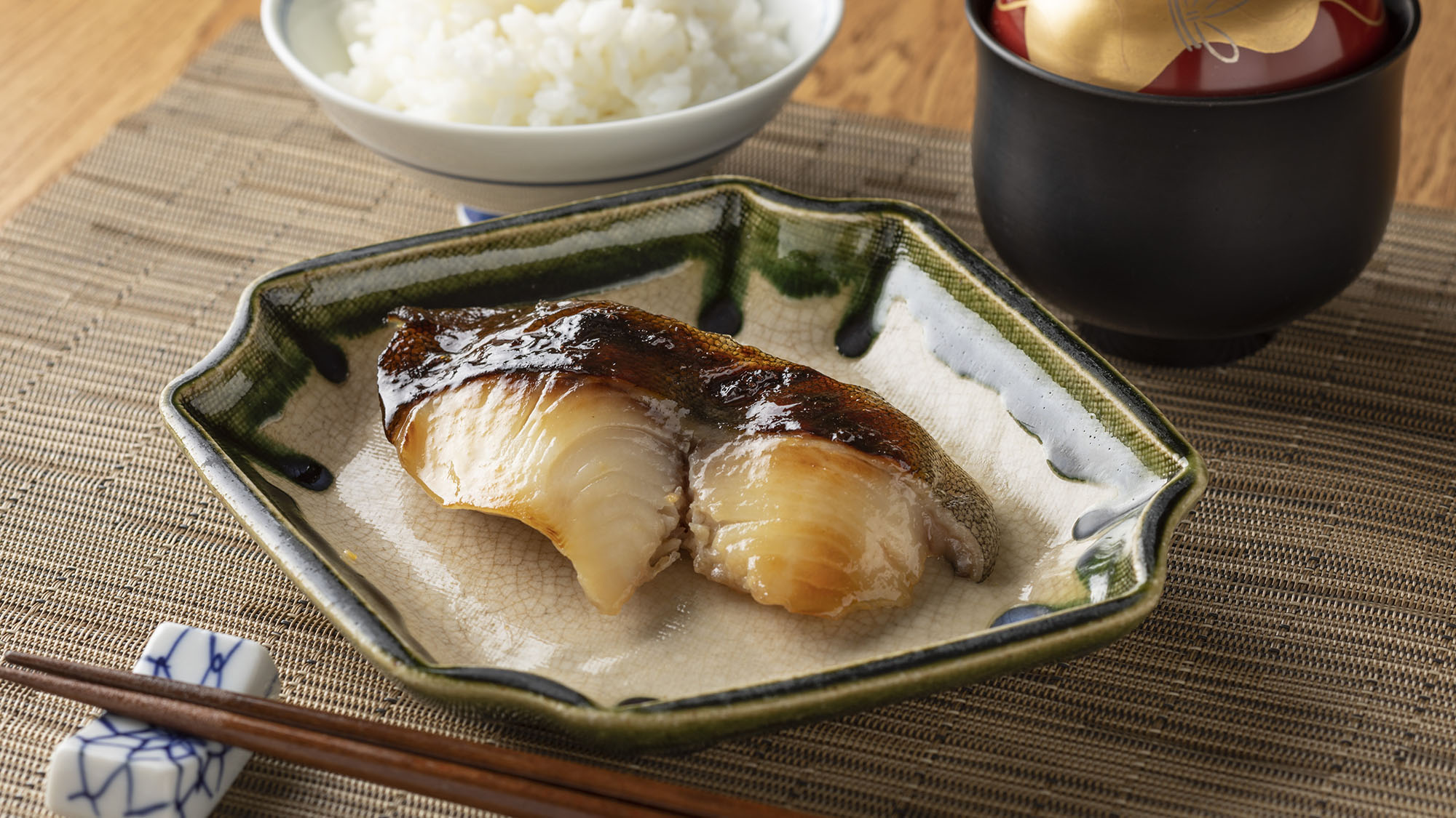 ・【オンラインショップ】ほんのりと甘い西京味噌が脂の乗った銀鱈の旨味を引き出します