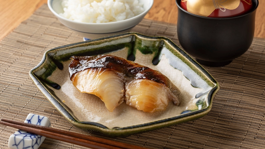 ・【オンラインショップ】ほんのりと甘い西京味噌が脂の乗った銀鱈の旨味を引き出します