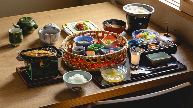【一泊朝食】 伊豆の恵みをあじわう和朝食。海を望む湯宿で迎える、からだに優しい朝