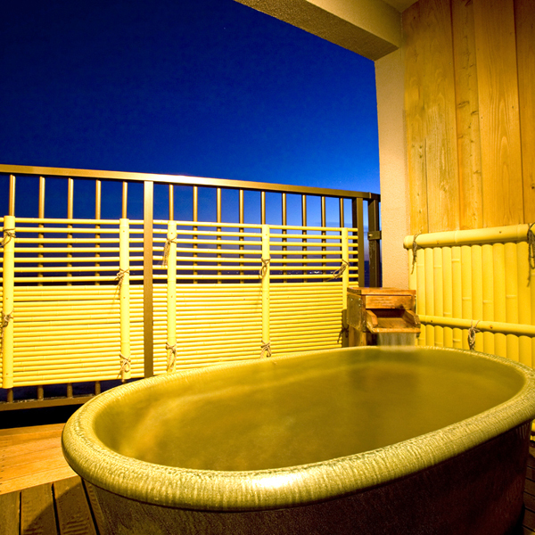 An example of a guest room with a standard open-air bath