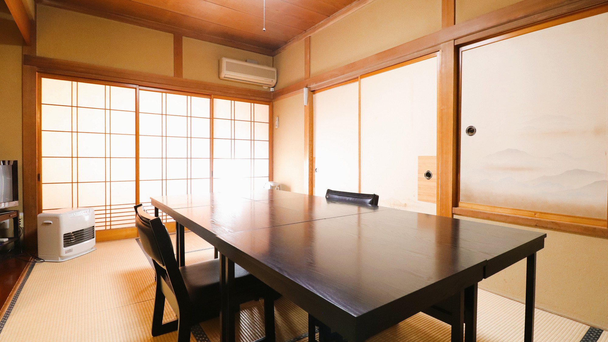 ご夕食ご朝食はお食事処にてご用意いたします