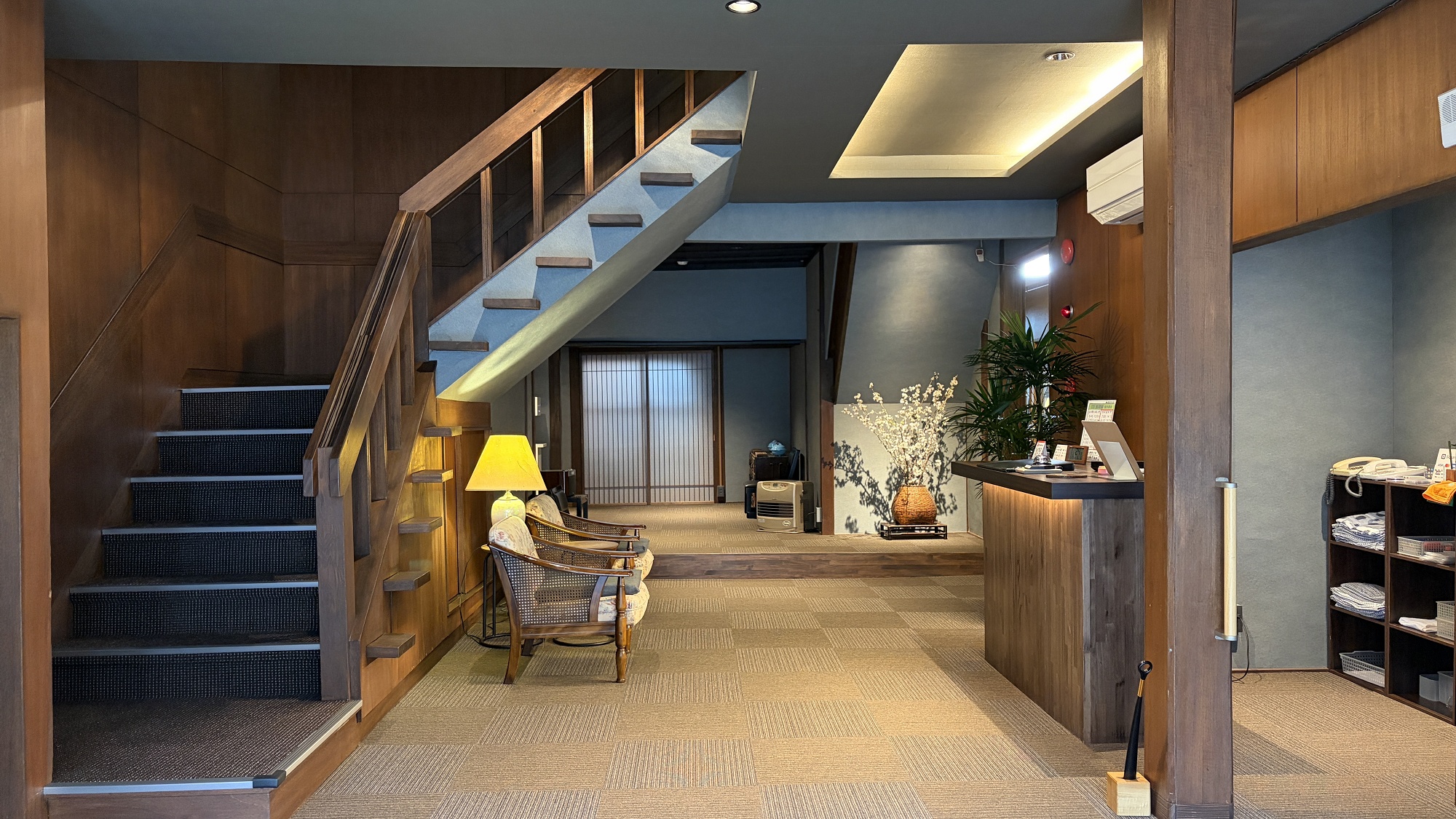 落ち着きと温もりを感じる和モダンのロビーにリニューアルしました