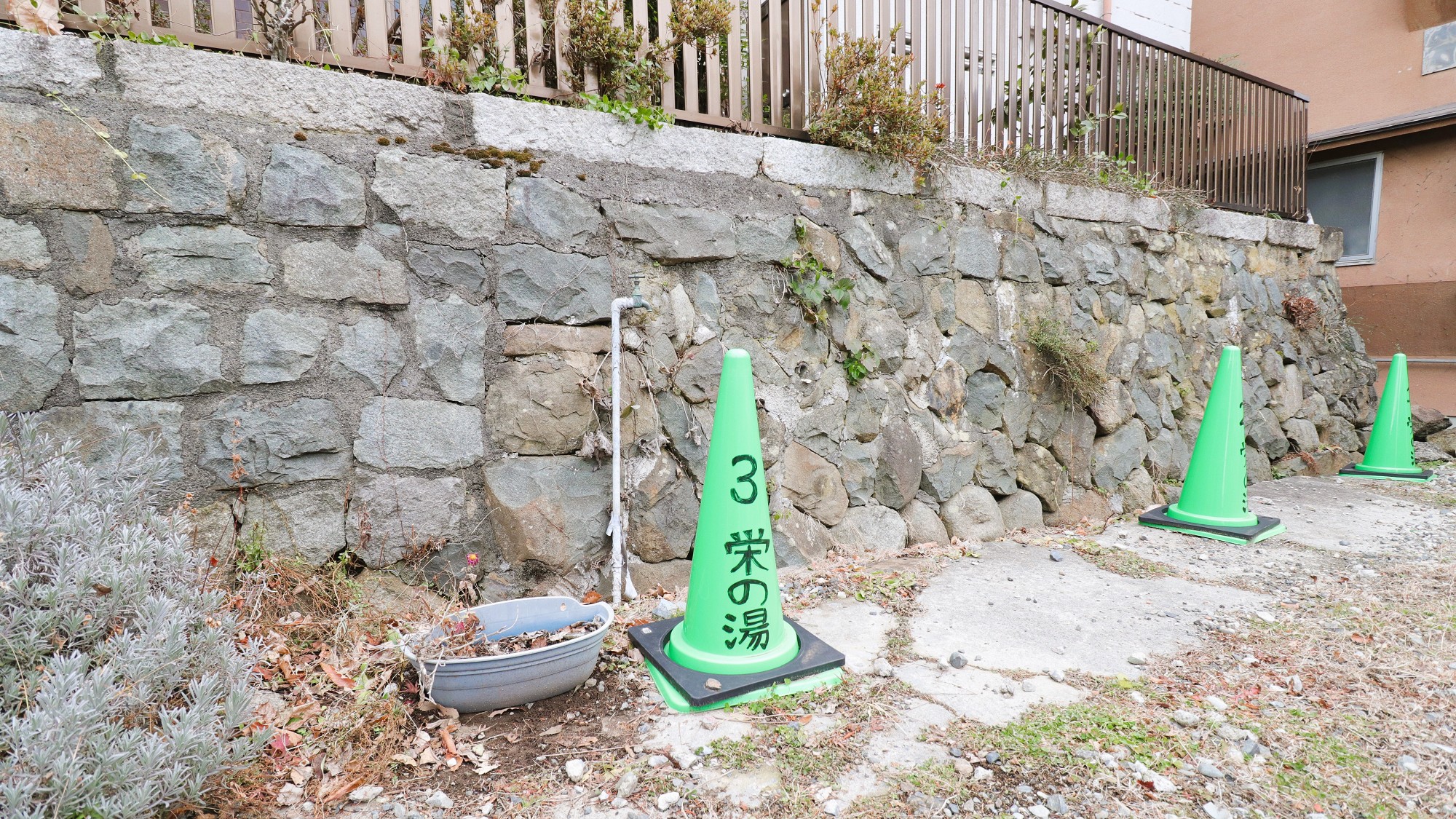 旅館から徒歩1分の場所に駐車場がございます
