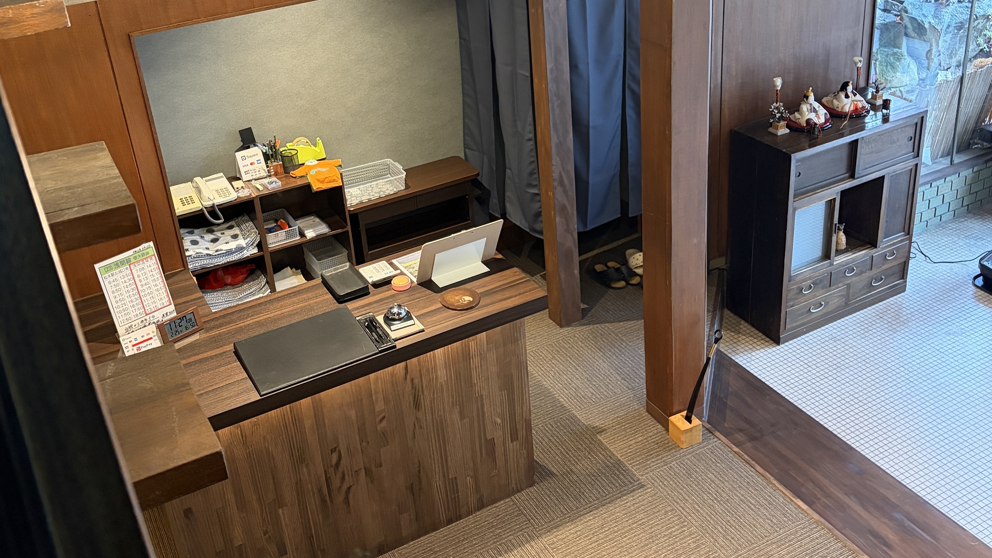 落ち着きと温もりを感じる和モダンのロビーにリニューアルしました