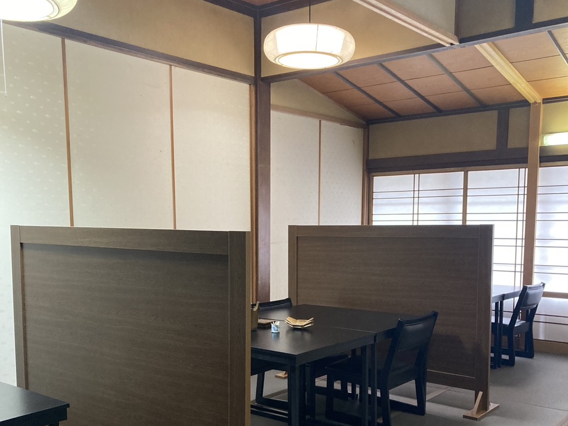 ご夕食ご朝食はお食事処にてご用意いたします