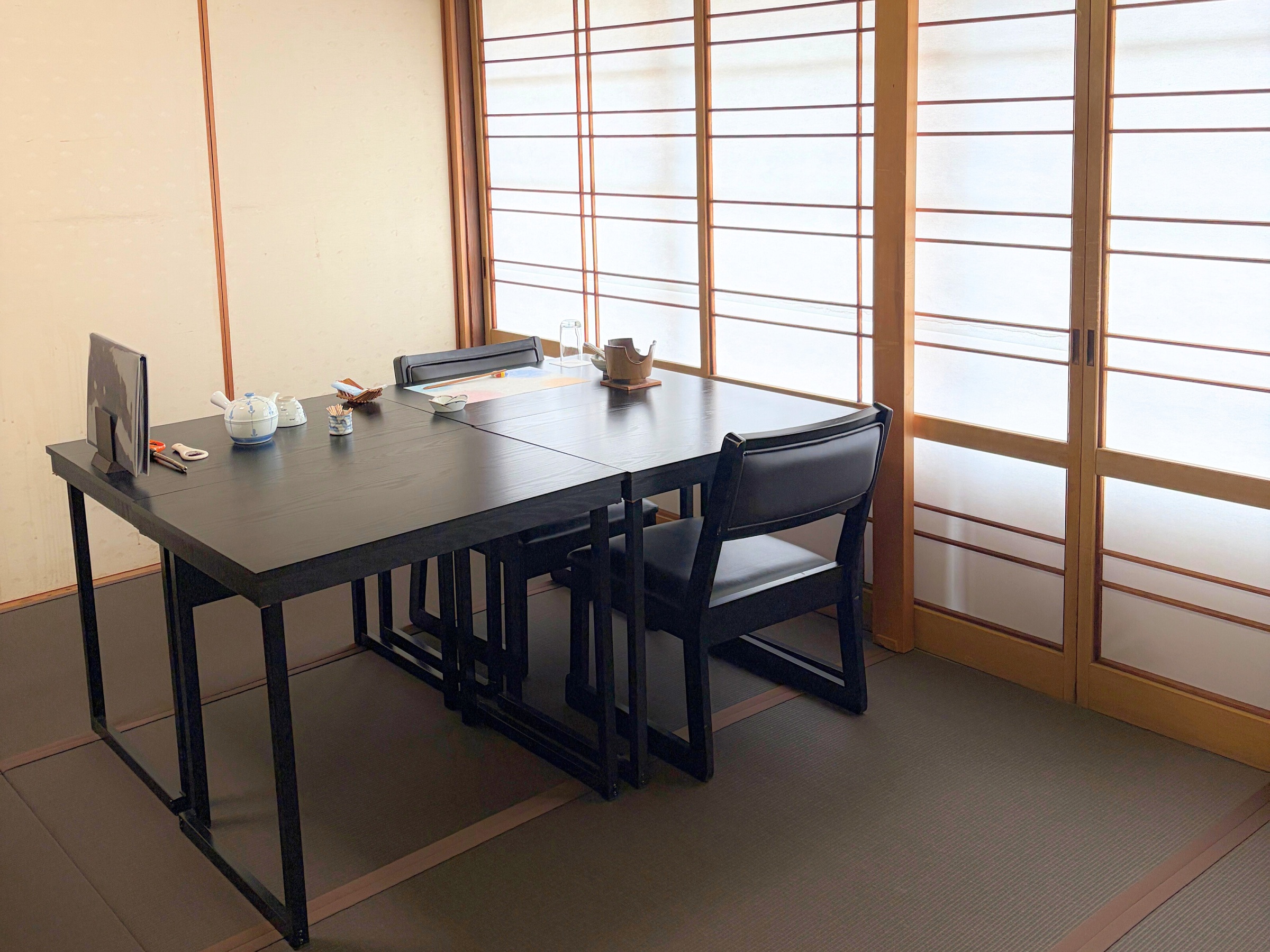 ご夕食ご朝食はお食事処にてご用意いたします