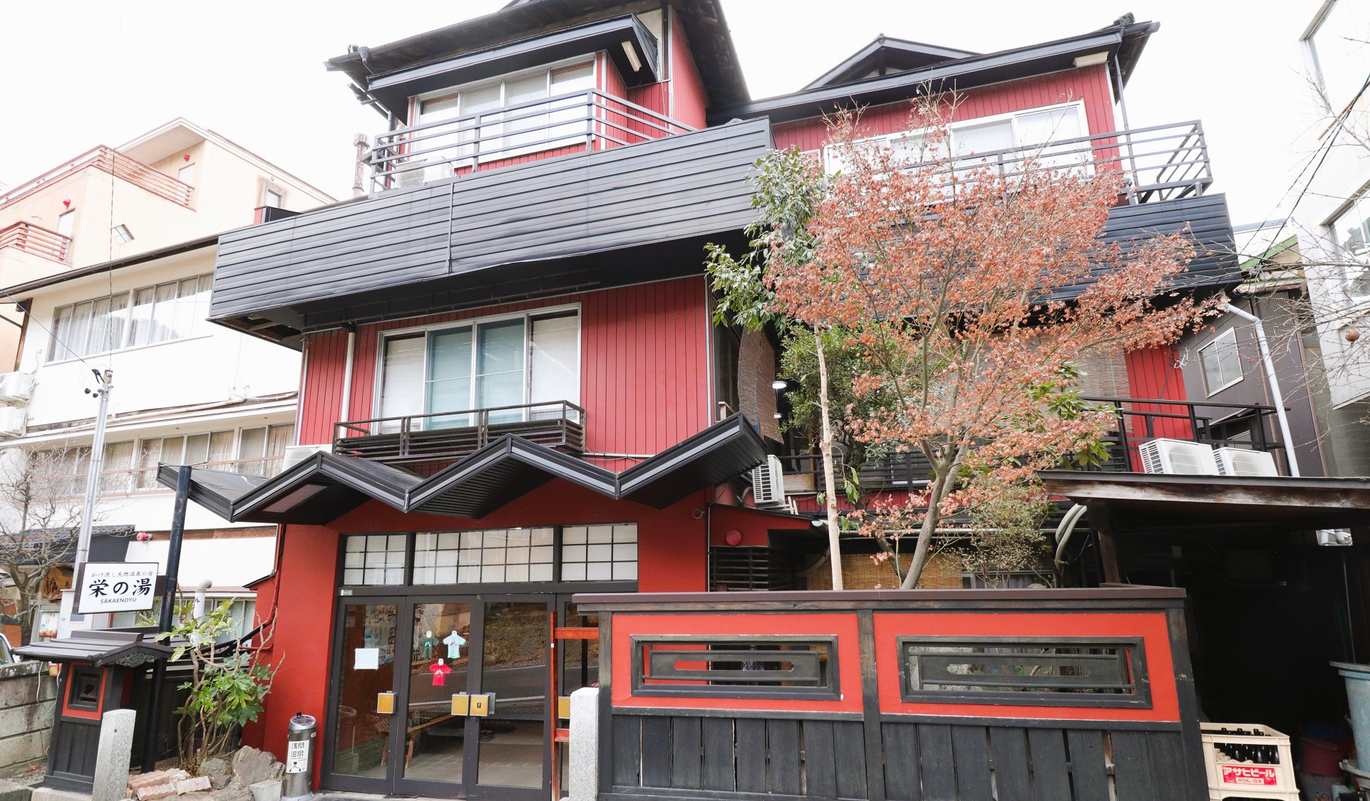 栄の湯旅館　赤い壁の建物です