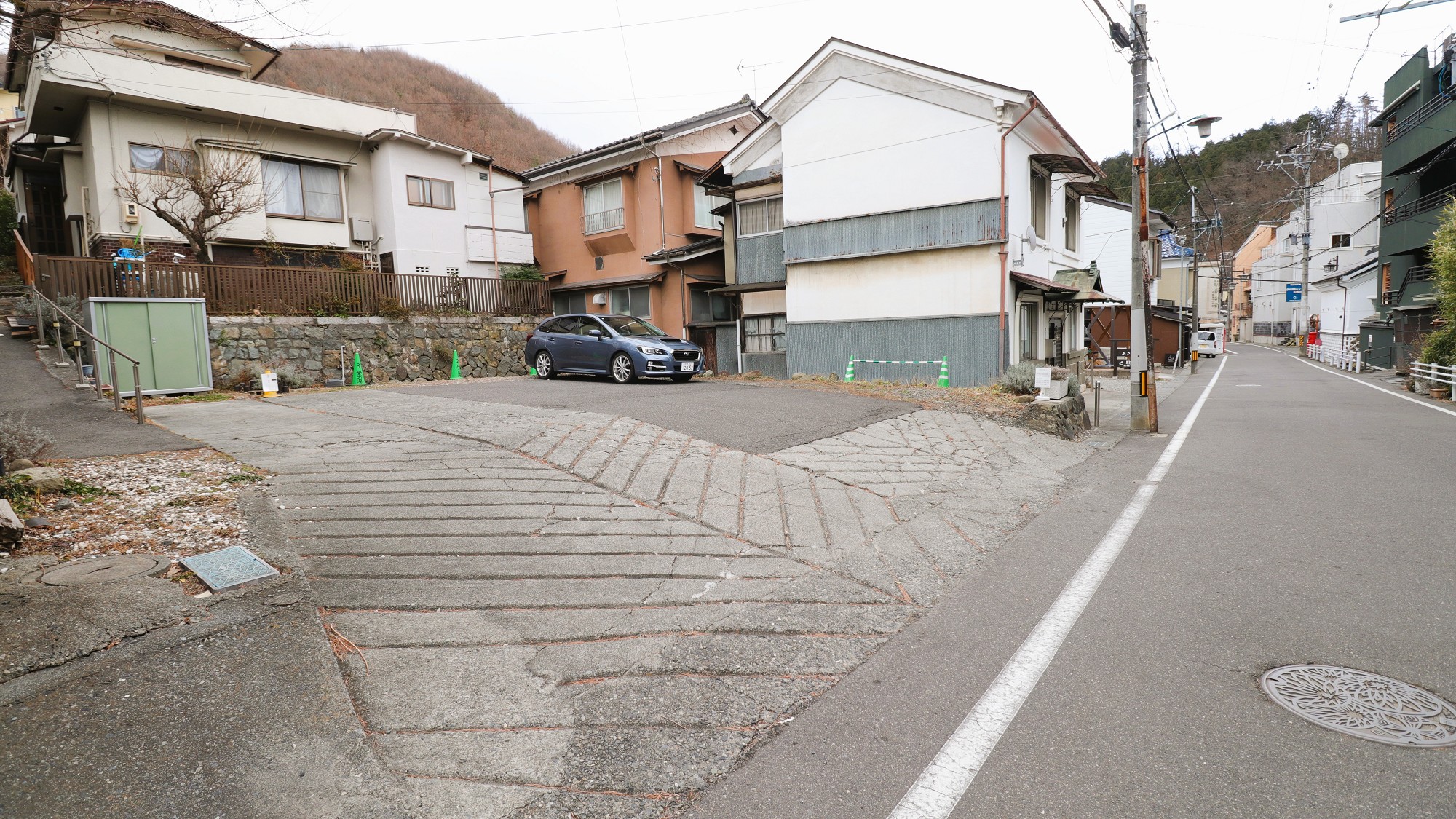 旅館から徒歩1分の場所に駐車場がございます