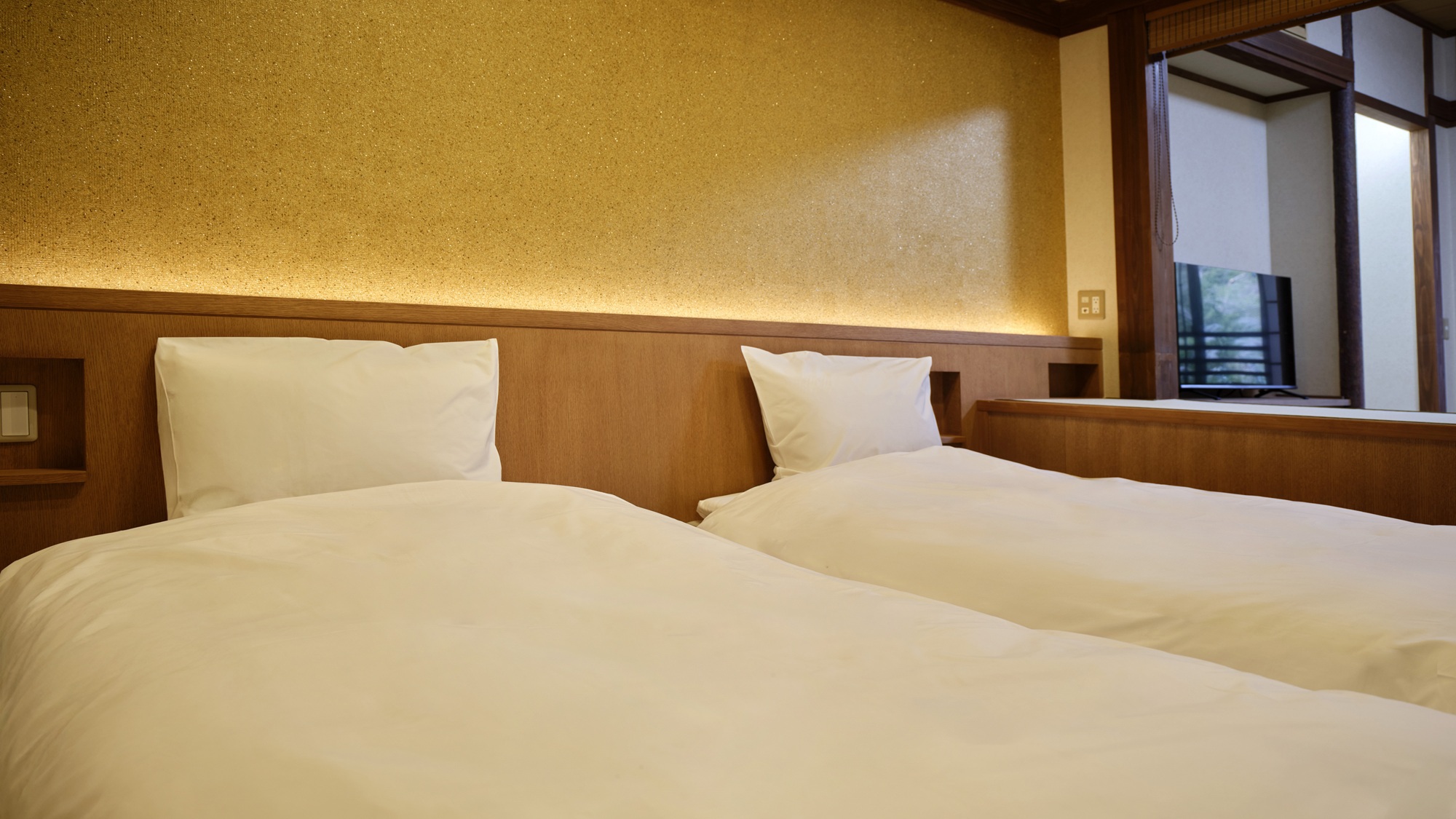 【旅籠 八幡野】ヘッドボードにUSBポートを新設いたしました。