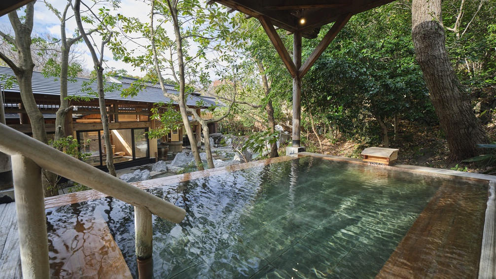 【大浴場：檜露天風呂】ゆったりとした大自然の中の温泉