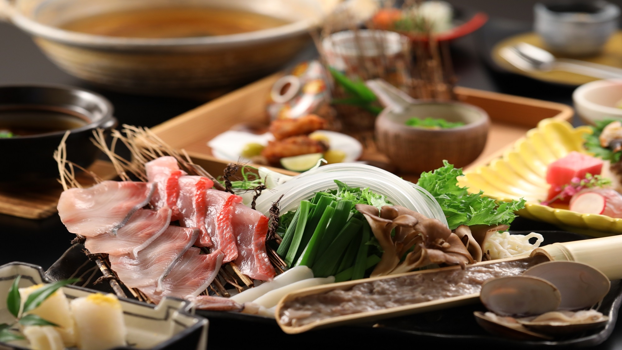 【料理盛り沢山】《海鮮しゃぶしゃぶコース+国産牛の陶板焼き+ワンドリンク付》〜贅沢味覚プラン
