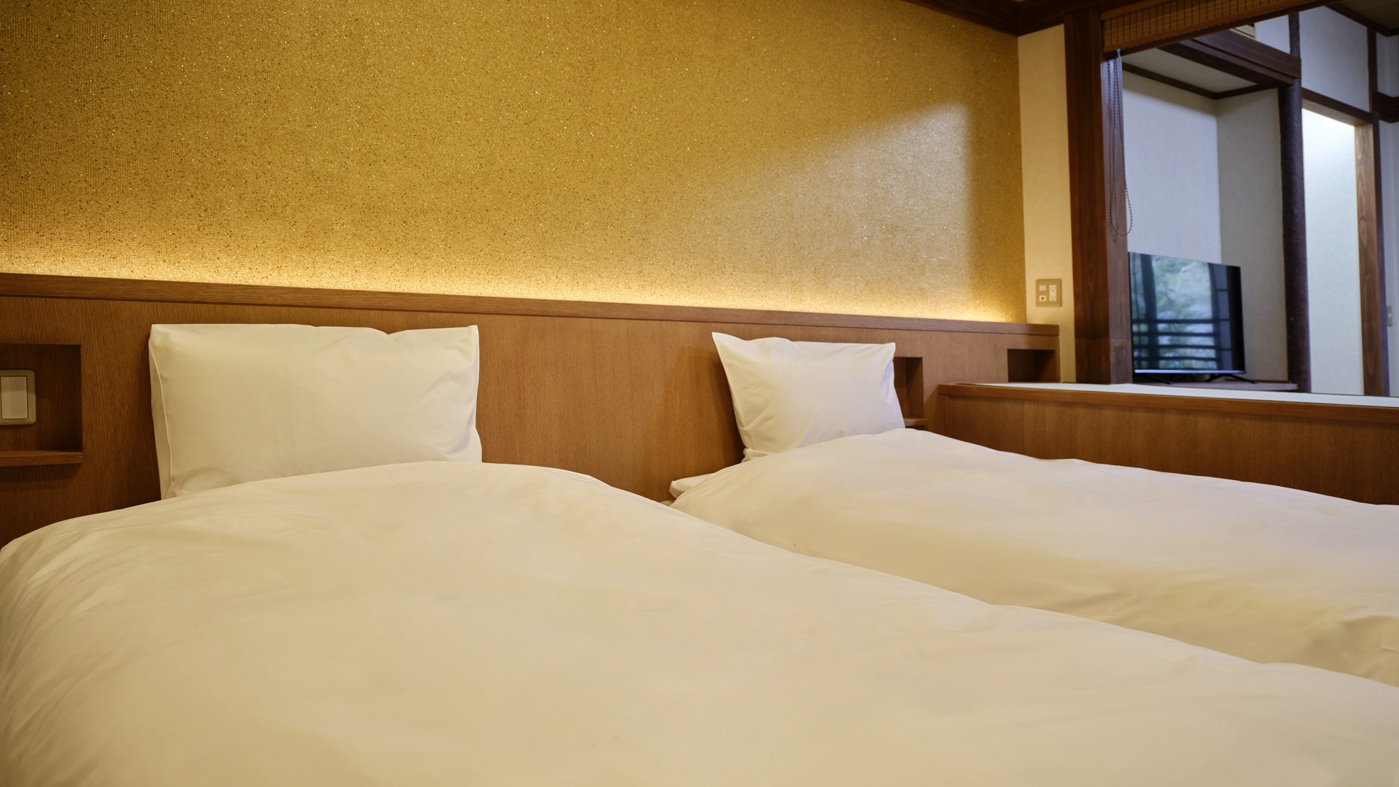 【旅籠 八幡野】ヘッドボードにUSBポートを新設いたしました。