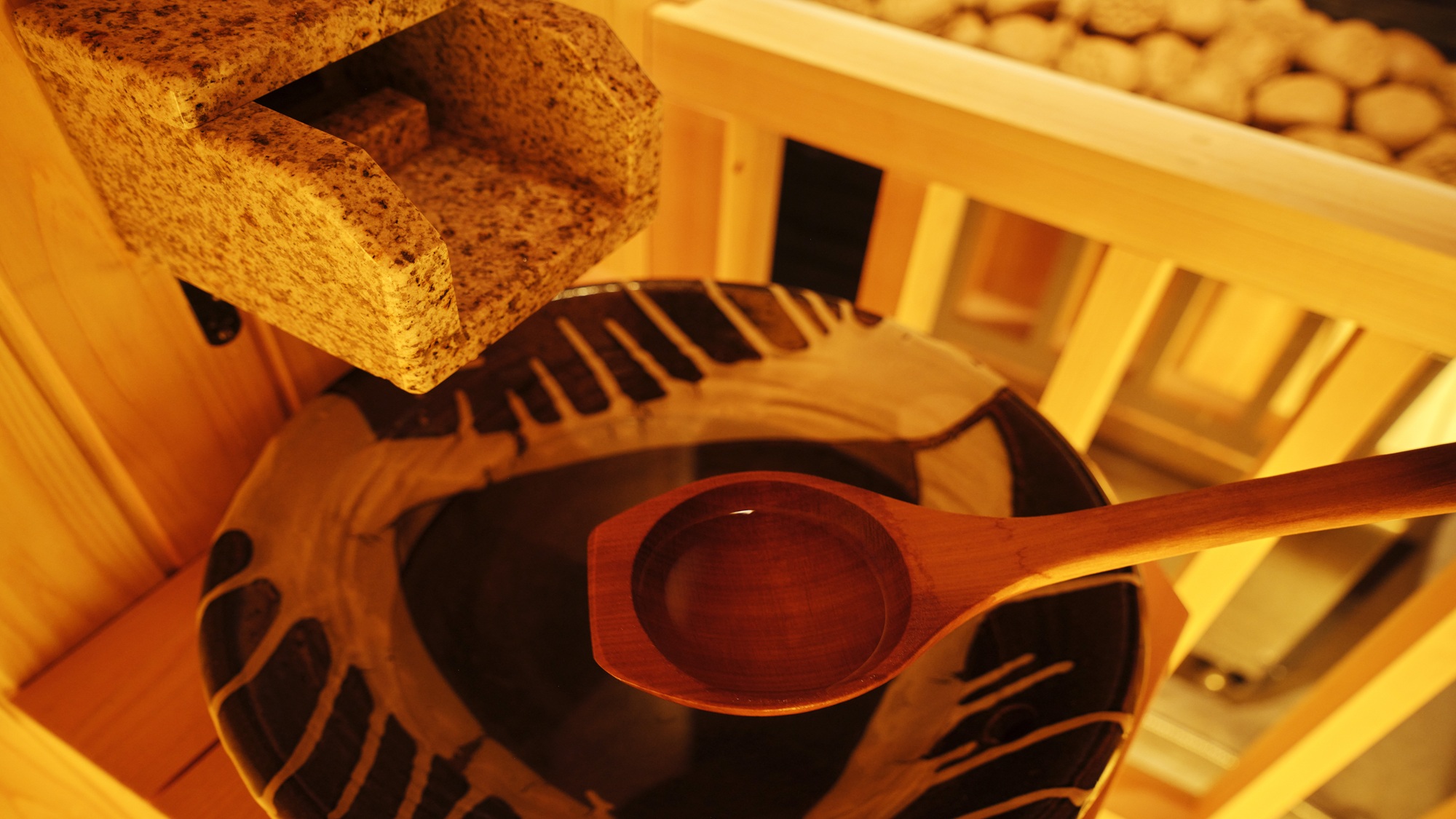 【大浴場：サウナ】セルフロウリュはアロマ水をかけて