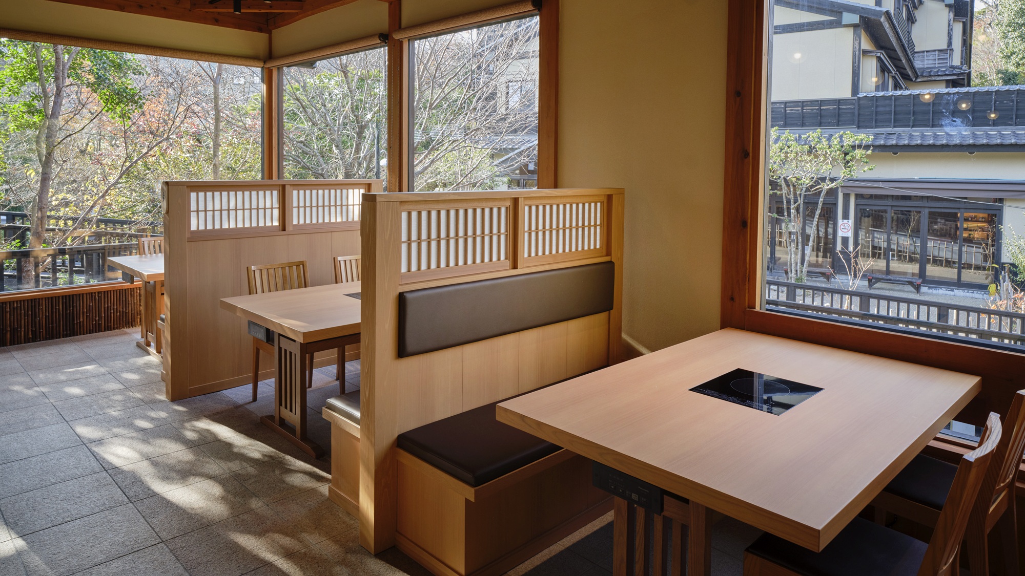 【お食事処：海つばき】パーテーションで仕切られた食事席