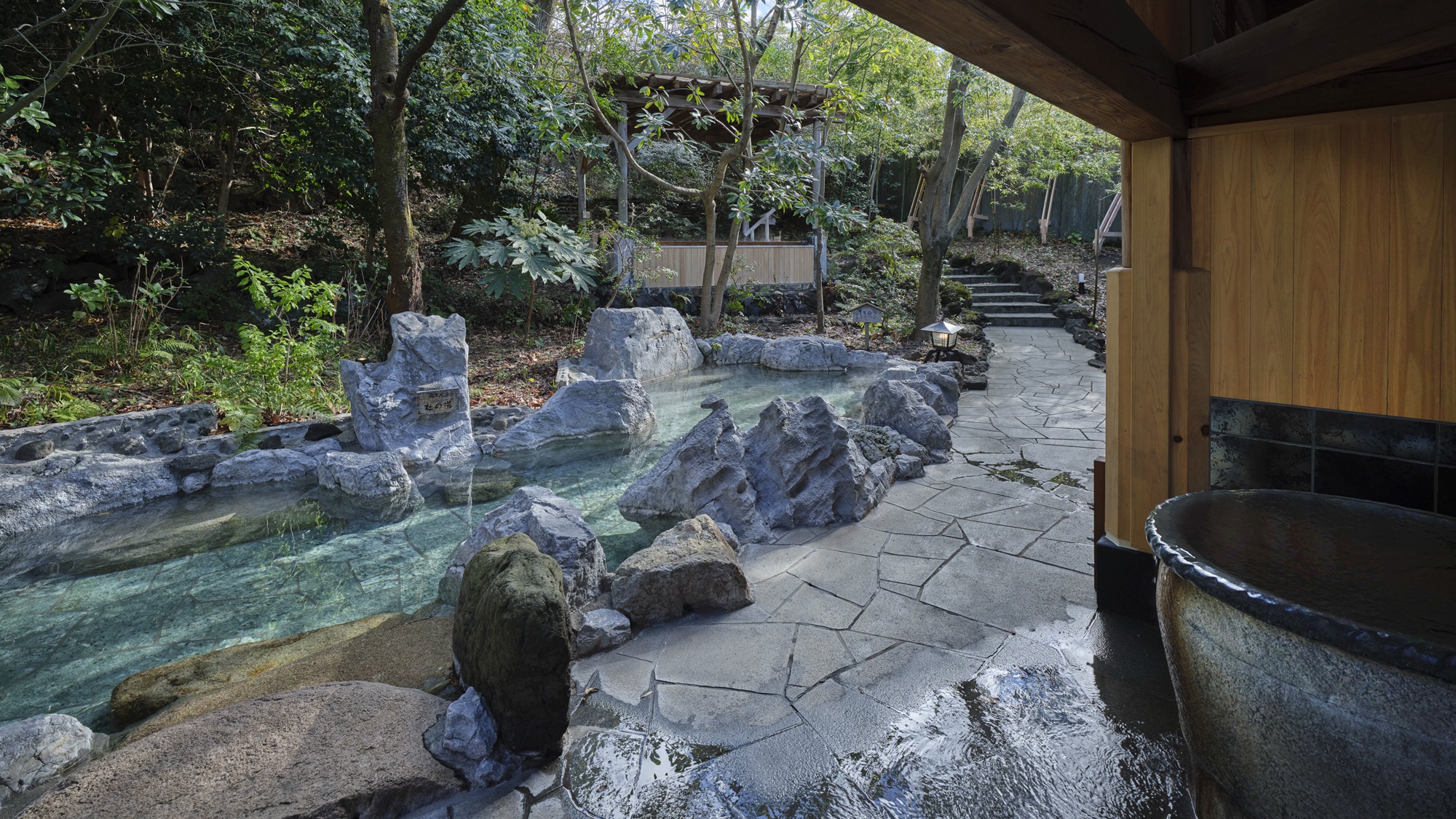 【大浴場　杜の湯】開放的な露天風呂