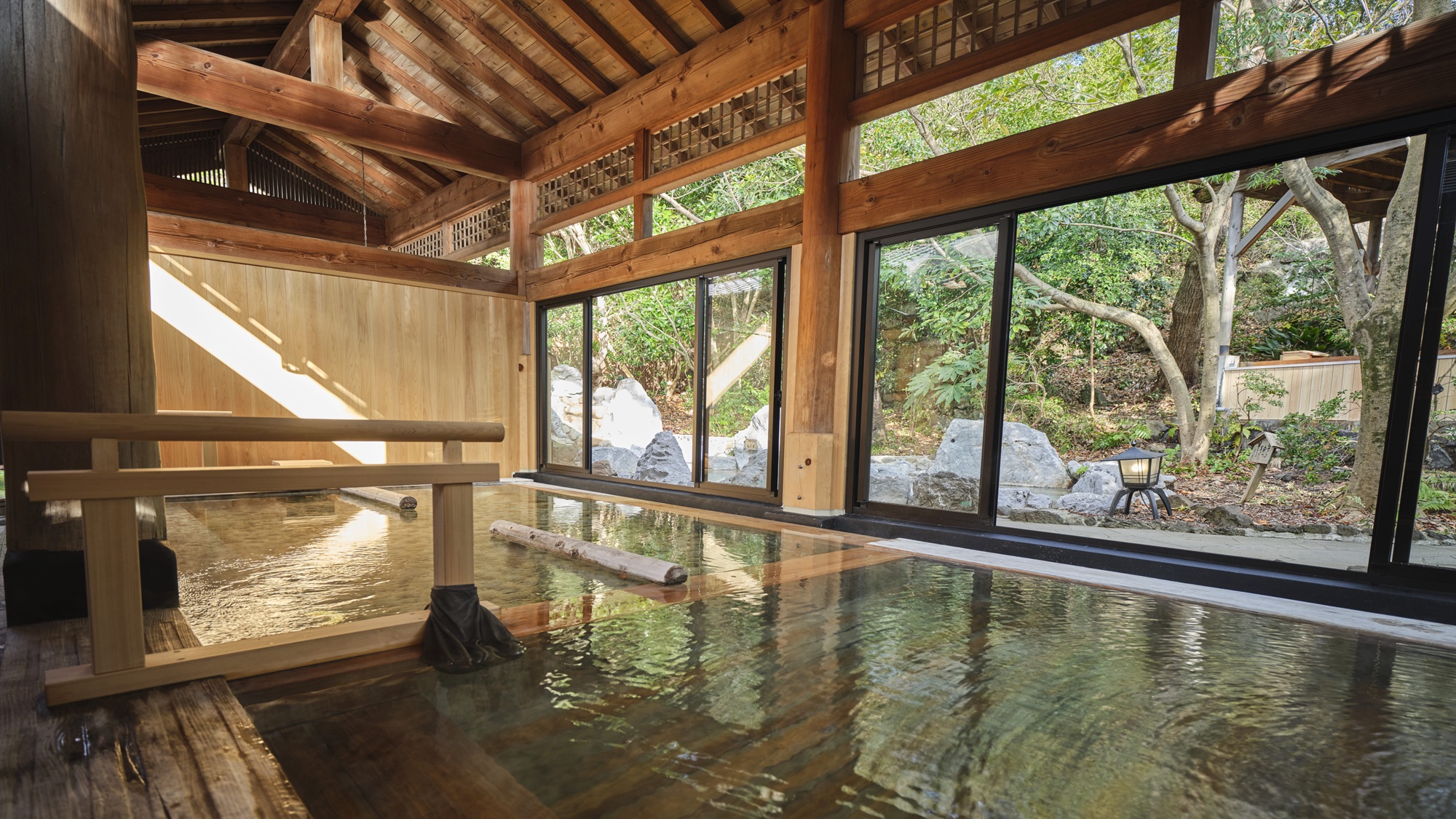 【大浴場：内湯】自然に癒されながら静かに湯あみを愉しむ