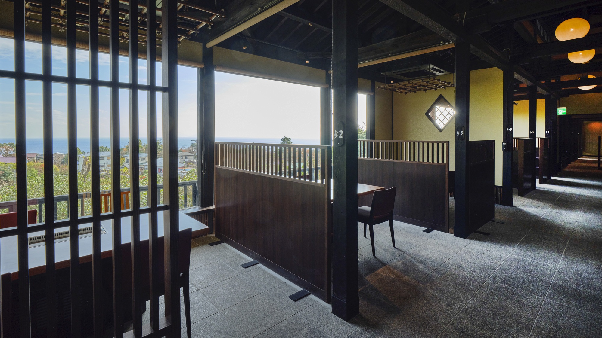 【お食事処：山ぼうし】パーテーションで仕切られた食事席